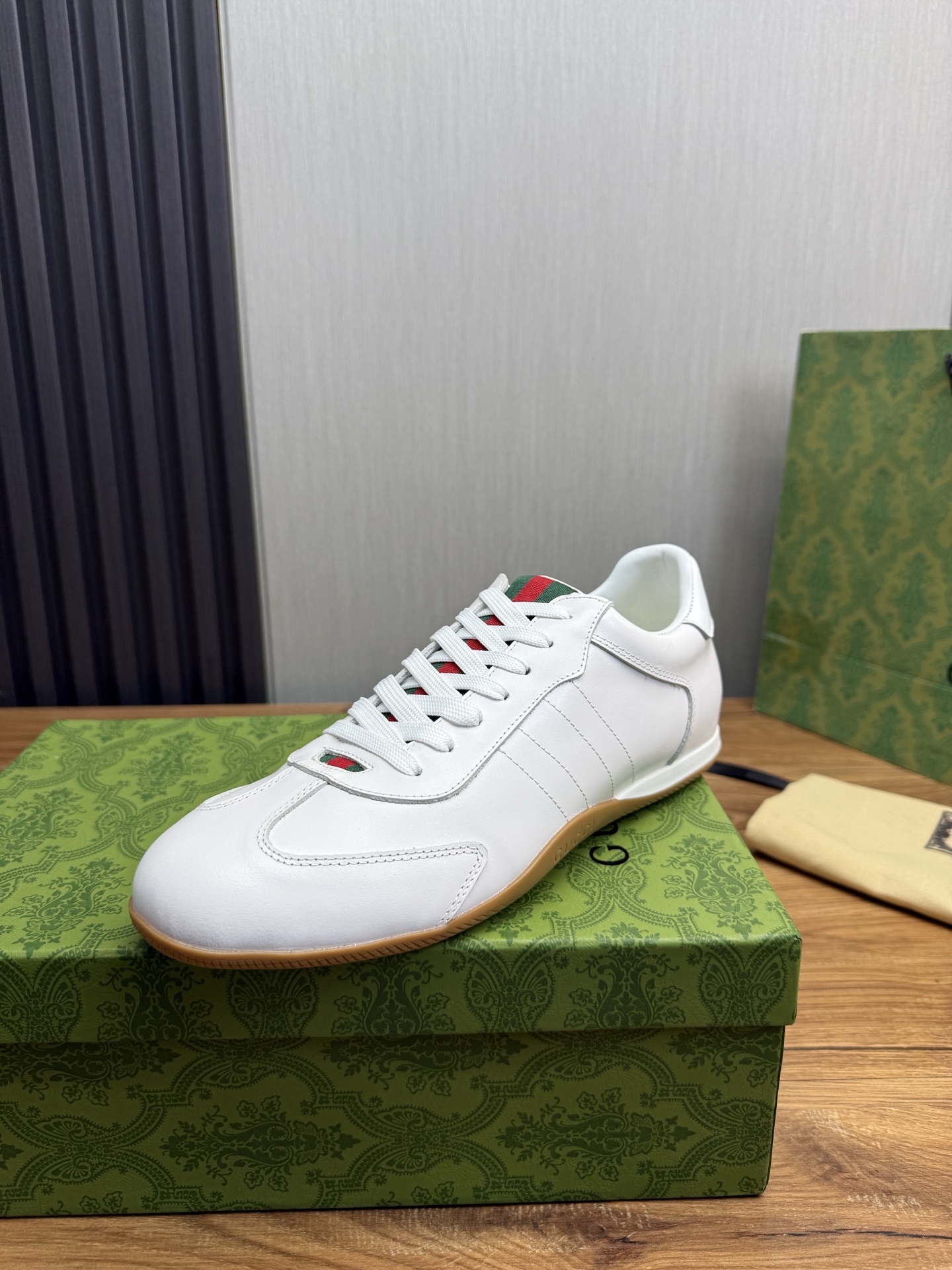 NO:639810,Gucci. New products are coming, a must-have for fashionable men, big-name style, material upper imported cowhide splicing fabric + leather lining, wear-resistant rubber outsole, 39-44,,cowhide19860909古奇.新品来袭时尚潮男必备,大牌风范, 材料鞋面进口牛皮拼接面料+皮内里,耐磨橡胶大底,39-44,,cowhide,Men's shoes