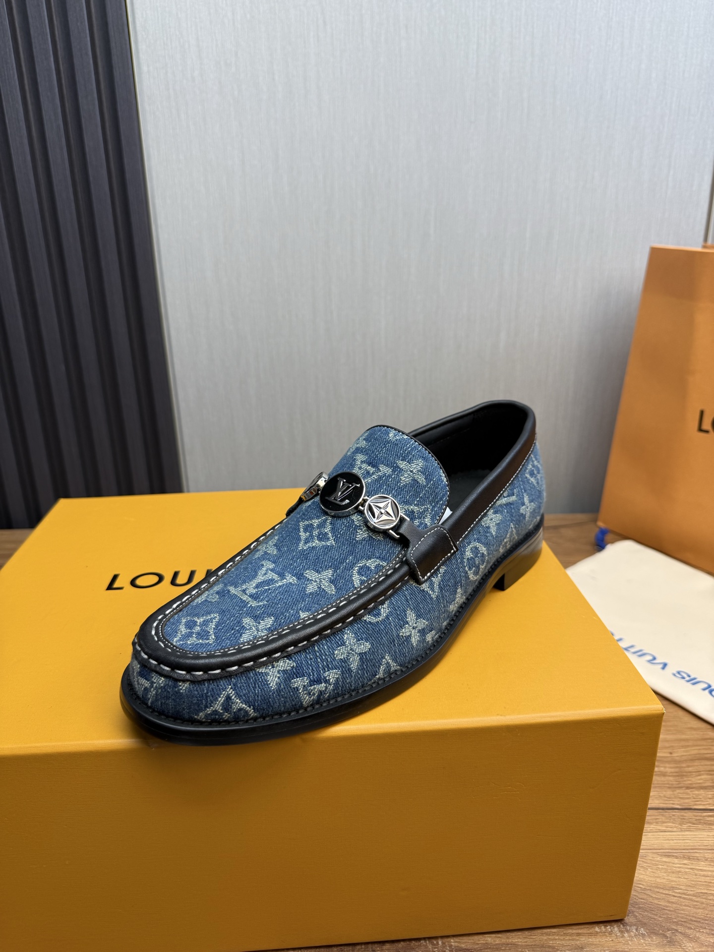 NO:680681,Lv men's business casual leather shoes are luxurious and noble, all made of imported original brand leather, just to create a more comfortable wearing experience, the upper is made of original cowhide imported full cowhide, the original outsole is 8-45 (45 non-refundable), louis vuitton, cowhide19860909Lv男士商务休闲皮鞋,奢华尊贵全部采用进口原版品牌皮料,只为打造更为舒适的穿着体验,鞋面原版牛皮进口全牛里,原版大底8-45（45不退换）,,louis vuitton,cowhide,Men's shoes