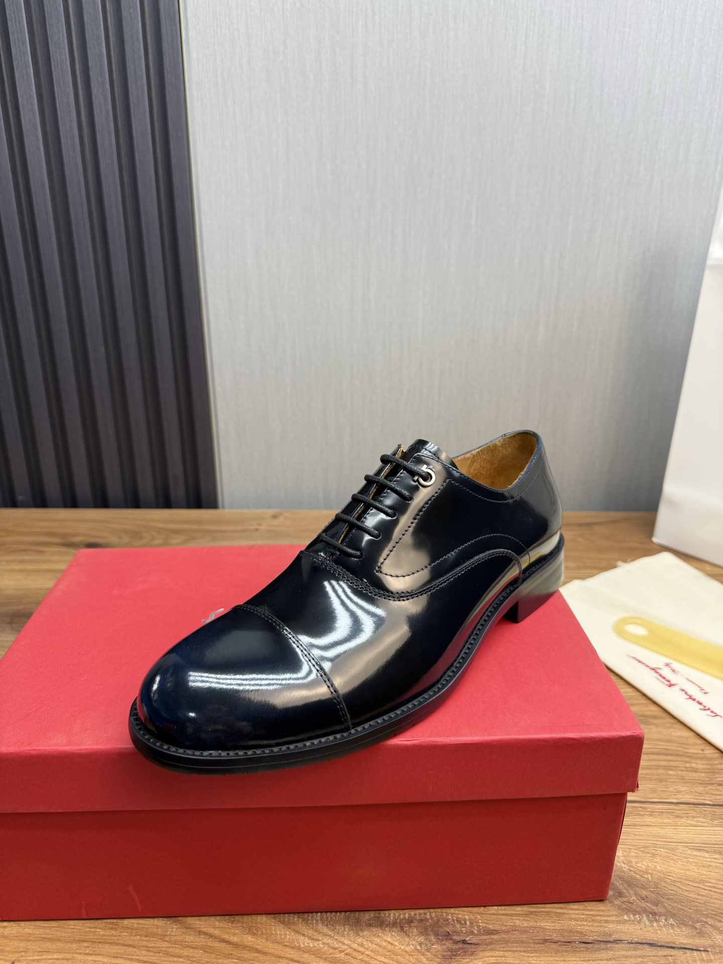 NO:680687,Ferragamo. Men's business casual leather shoes, luxurious and noble, all made of imported original brand leather, just to create a more comfortable wearing experience, original cowhide imported full cowhide lining for the upper, original outsole 8-45 (45 non-refundable),,ferragamo,cowhide19860909菲拉格慕.男士商务休闲皮鞋,奢华尊贵全部采用进口原版品牌皮料,只为打造更为舒适的穿着体验,鞋面原版牛皮进口全牛里,原版大底8-45（45不退换）,,ferragamo,cowhide,Men's shoes