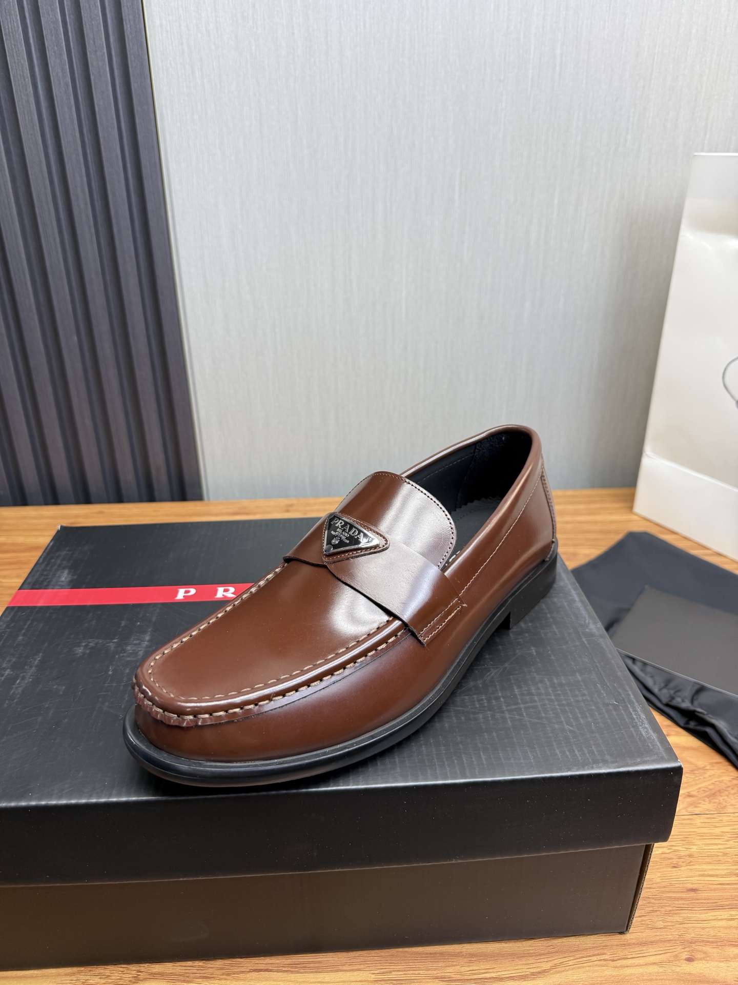 NO:680693,PRADA Prada. Men's business casual leather shoes, luxurious and noble, all made of imported original brand leather, just to create a more comfortable wearing experience, original cowhide for the upper. Full imported frosted cowhide lining, original outsole 18-45 (45 non-refundable),, prada, cowhide19860909ＰＲＡＤＡ普拉达.男士商务休闲皮鞋,奢华尊贵全部采用进口原版品牌皮料,只为打造更为舒适的穿着体验,鞋面原版牛皮.磨砂牛皮进口全牛里,原版大底18-45（45不退换）,,prada,cowhide,Men's shoes