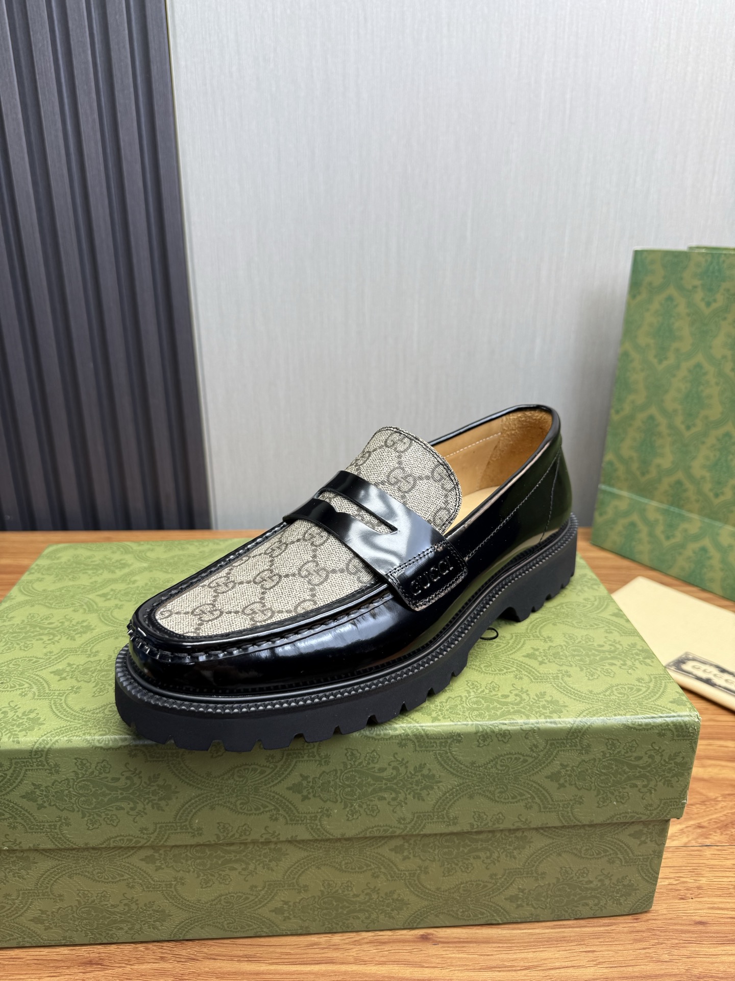 NO:680698,GUCCI. Gucci men's business casual leather shoes, luxurious and distinguished, all made of imported original brand leather, just to create a more comfortable wearing experience, the upper is original cowhide. The frosted cowhide imported full cowhide, the original outsole is 8-45 (45 is not returnable),, gucci, cowhide19860909GUCCI.古奇男士商务休闲皮鞋,奢华尊贵全部采用进口原版品牌皮料,只为打造更为舒适的穿着体验,鞋面原版牛皮.磨砂牛皮进口全牛里,原版大底8-45（45不退换）,,gucci,cowhide,Men's shoes