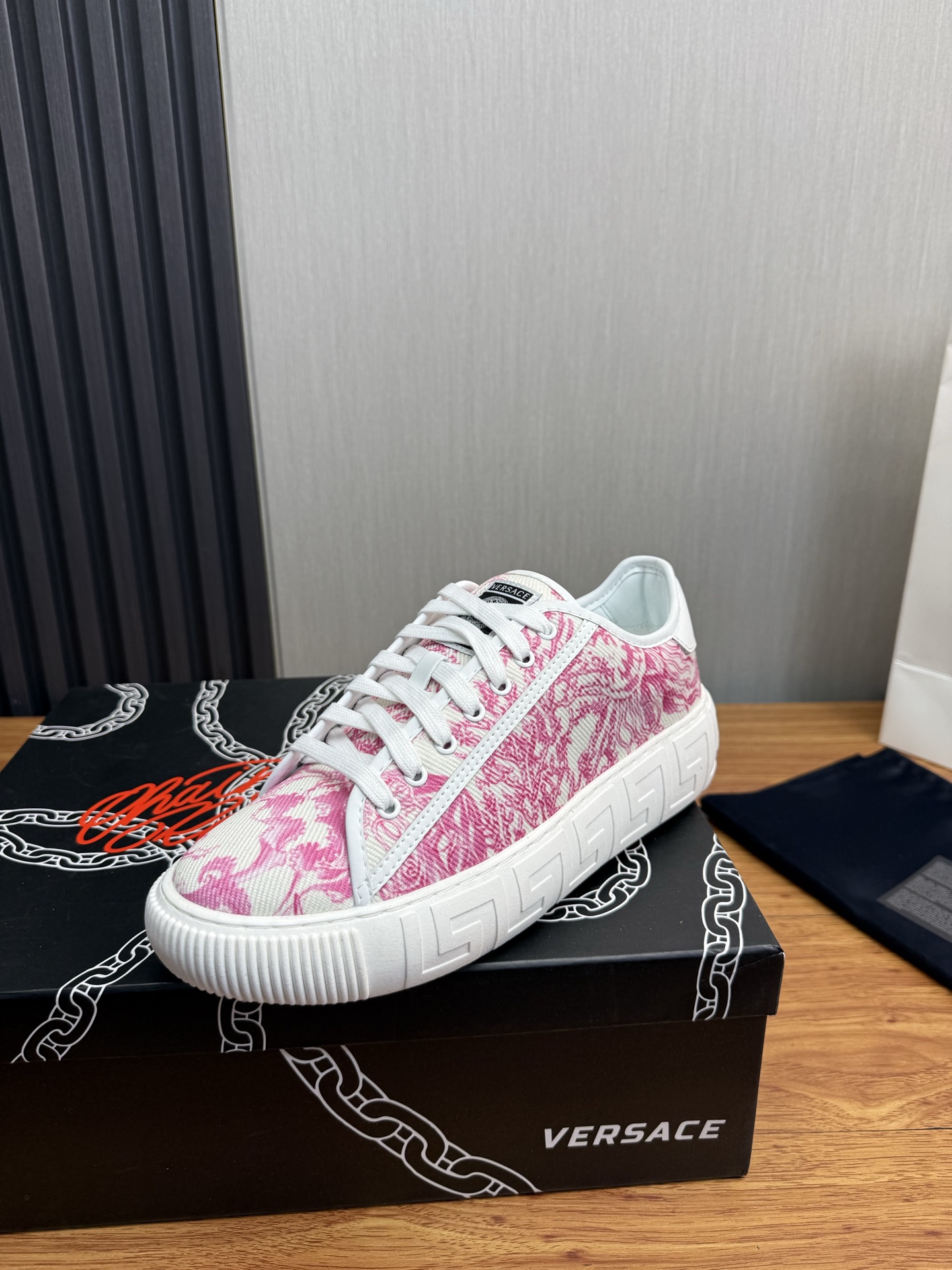 NO:930717,ＶＥＲＳＡＣＥ. Versace fashionable leather casual shoes for couples, perennial best-sellers. Fabric: first-layer brand fabric. Lining: sheepskin leather lining. Original outsole. Open mold outsole. Size: 36-45 (45 is custom-made and cannot be returned or exchanged),,versace,sheepskin19860909ＶＥＲＳＡＣＥ.范思哲时尚皮革情侣休闲鞋 常年热卖款 面料:头层品牌面料 内里:羊皮皮内里 原版大底开模大底 尺码:36-45（45定做不退换）,,versace,sheepskin,Men's shoes