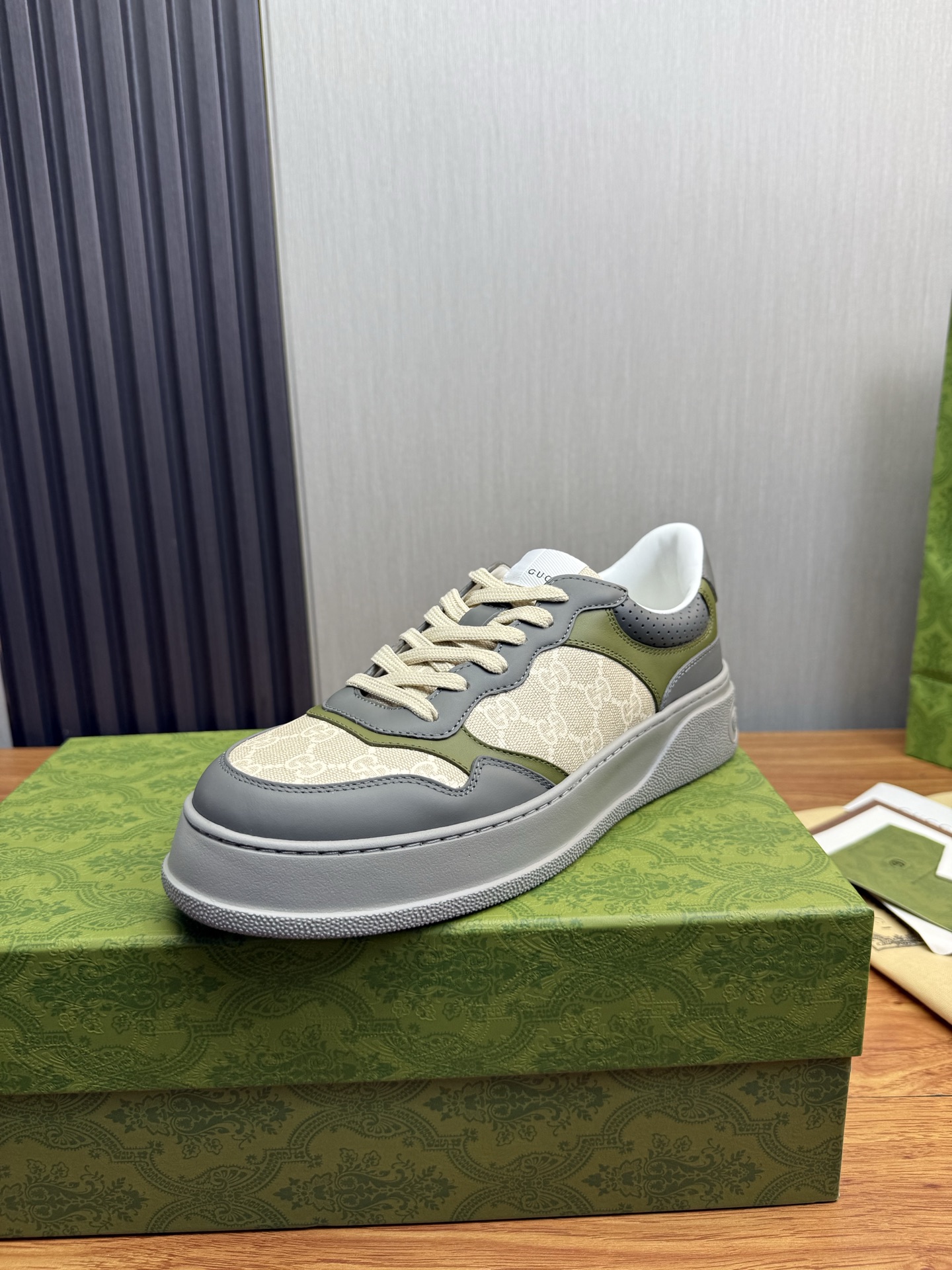 NO:834435,GUCCI Gucci original purchase, development and production, quality 100/99.99 free of inspection. Hot sale for couples. This sneaker is made of GG brand material. 1:1 shipment. The sole is original molded TPU outsole. The sole thickness is about 6cm, sheepskin lining. The size is 35-40 for women and 39-45 for men. (Customized for women 40 men 38.45),, gucci, sneakers, sheepskin19860909GUCCI古奇原版购入开发做货,品质100/99.99免检.情侣热卖 这款运动鞋采用GG品牌材质.1:1出货 鞋底原版开模TPU大底 底厚约6cm,羊皮里 码数女35-40男39-45.（女40男38.45订做）,,gucci,sneakers,sheepskin,Men's shoes