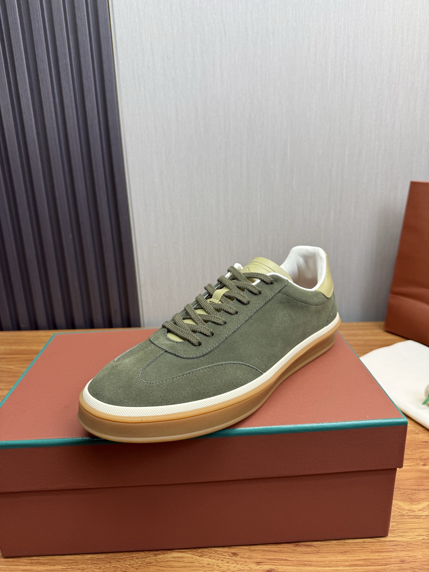 NO:830137,LP. Men's moral training shoes, a perennial best-seller, a must-have for fashionable men, big-name style, material upper imported cowhide stitching fabric + leather lining, original wear-resistant rubber outsole, 39-44,, loro piana, cowhide19860909LP.男士德训鞋,常年热卖款 时尚潮男必备,大牌风范, 材料鞋面进口牛皮拼接面料+皮内里,原版耐磨橡胶大底,39-44,,loro piana,cowhide,Men's shoes