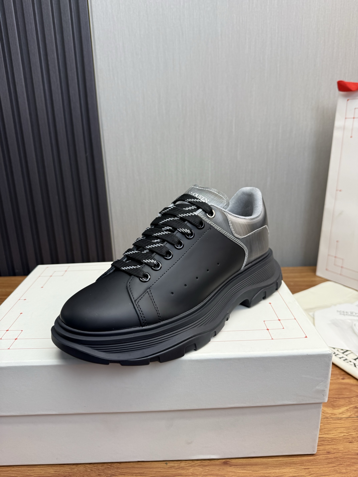 NO:711767,McQueen.MQ top version. Popular for couples, perennial hot seller. Alexander McQUEEN high version has been upgraded to the highest quality again. Purchasing agent level. Fabric imported from Italy, silk mesh with high texture, water-resistant and does not change color. The inner lining is grade A silk mesh imported from Italy, which is stain-resistant, sweat-absorbent, breathable and comfortable. Foot pads: top version imported Italian super soft cowhide leather. Outsole PU+ counter 1:1 shoe box original beige box.  Plus white flip cover and double-layer protection. Cloth bag. Handbag. Certificate of conformity 1:1 mold opening 4-piece set. Delivered with a pair of shoelaces. Sizes for women: 34.40.41. Men: 38.46 (women’s size 34.40.41, men’s size 38.45.46 ar19860909麦昆.MQ顶级版本.情侣爆款,常年热卖 Alexander McQUEEN高版本再次升级为最高品质.代购级别 面料意大利进口真丝网高质感 抗水擦不变色 内里A级意大利进口真丝网内里耐脏.吸汗.透气.舒适 垫脚: 顶级版进口意大利超软牛里皮 大底PU+专柜1:1 鞋盒原版米黄盒. 外加白翻盖合双层保护.布袋.手提袋.合格证1:1开模4件套.配送鞋带一双 码数女34-41.男38-46（女码34. 40 .41,男码38 .45.46属定制,不退换）,,alexander mcqueen,real silk,Men's shoes