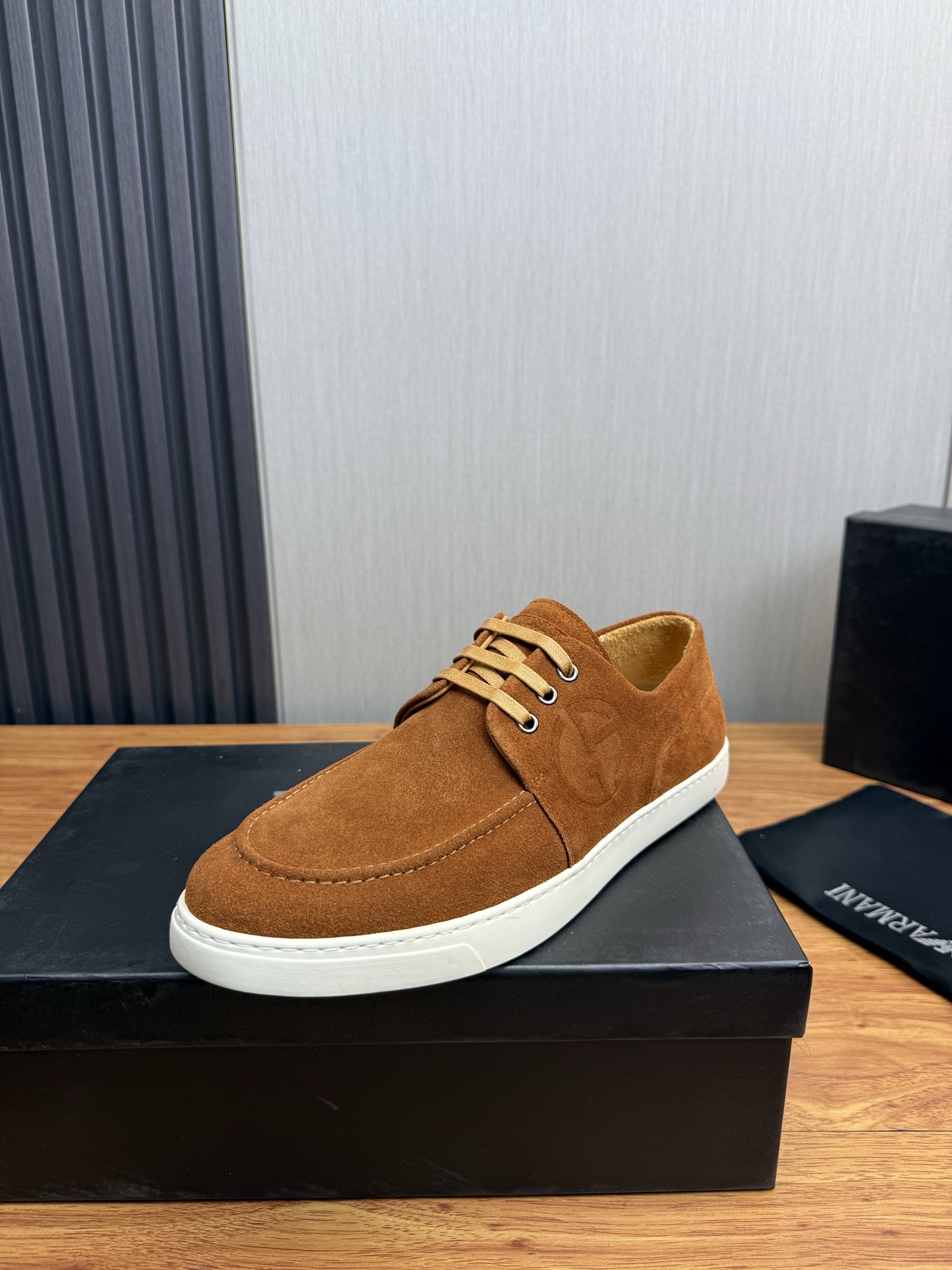 NO:711770,Armani. New products are coming, a must-have for fashionable men, big-name style, material upper imported frosted cowhide splicing fabric + leather lining wear-resistant rubber outsole, 39-44,,armani,cowhide19860909阿玛尼.新品来袭时尚潮男必备,大牌风范, 材料鞋面进口磨砂牛皮拼接面料+皮里 耐磨橡胶大底,39-44,,armani,cowhide,Men's shoes