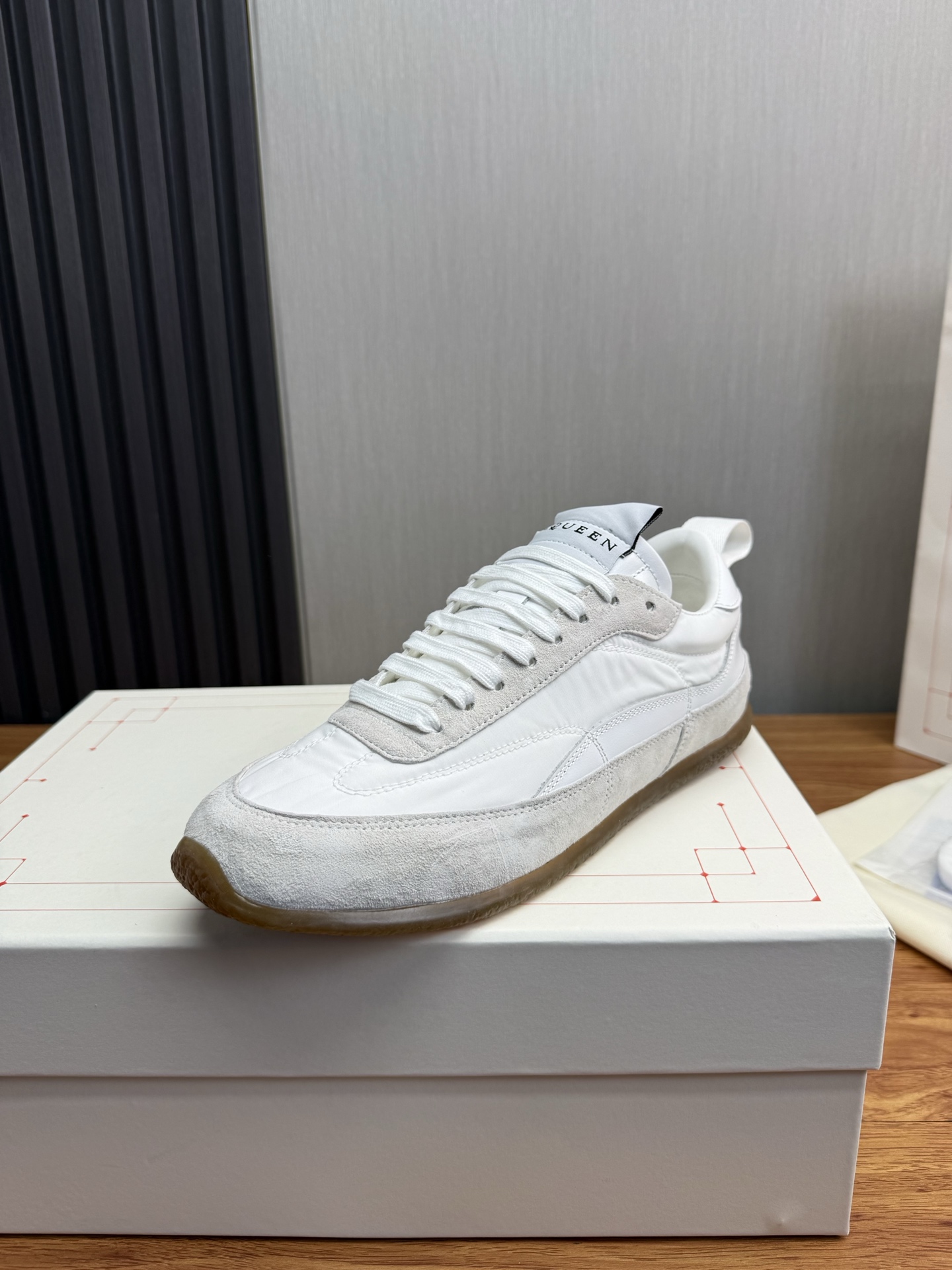 NO:745647,McQueen. MQ's latest moral training shoes. Popular for couples, perennial best-sellers. Alexander McQUEEN's high version has been upgraded to the highest quality again. Purchasing level fabric: high-quality silk mesh imported from Italy, water-resistant and does not change color. The inner lining is A-grade silk mesh imported from Italy, which is stain-resistant, sweat-absorbent, breathable and comfortable. Foot pads: top version of imported Italian super-soft cowhide leather outsole, original rubber outsole + counter 1:1 original beige box.  Plus white flip cover and double-layer protection. Cloth bag. Handbag. Certificate of conformity 1:1 mold opening 4-piece set. Delivered with a pair of shoelaces. Sizes for women: 34.40.41. Men: 38.46 (women’s size 34.40.41, men’s size 38.45.46 are customized and cannot be returned or exchanged),,alexander mcqueen,real silk19860909麦昆.MQ最新德训鞋.情侣爆款,常年热卖 Alexander McQUEEN高版本再次升级为最高品质.代购级别 面料意大利进口真丝网高质感 抗水擦不变色 内里A级意大利进口真丝网内里耐脏.吸汗.透气.舒适 垫脚: 顶级版进口意大利超软牛里皮 大底原版橡胶大底+专柜1:1 鞋盒原版米黄盒. 外加白翻盖合双层保护.布袋.手提袋.合格证1:1开模4件套.配送鞋带一双 码数女34-41.男38-46（女码34. 40 .41,男码38 .45.46属定制,不退换）,,alexander mcqueen,real silk,Men's shoes