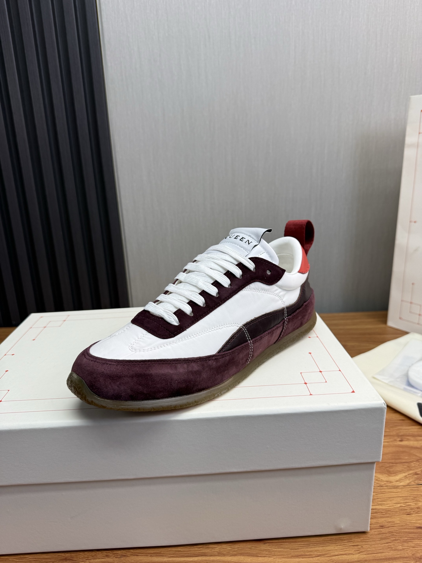 NO:745652,McQueen. MQ's latest moral training shoes. Popular for couples, perennial best-sellers. Alexander McQUEEN's high version has been upgraded to the highest quality again. Purchasing level fabric: high-quality silk mesh imported from Italy, water-resistant and does not change color. The inner lining is A-grade silk mesh imported from Italy, which is stain-resistant, sweat-absorbent, breathable and comfortable. Foot pads: top version of imported Italian super-soft cowhide leather outsole, original rubber outsole + counter 1:1 original beige box.  Plus white flip cover and double-layer protection. Cloth bag. Handbag. Certificate of conformity 1:1 mold opening 4-piece set. Delivered with a pair of shoelaces. Sizes for women: 34.40.41. Men: 38.46 (women’s size 34.40.41, men’s size 38.45.46 are customized and cannot be returned or exchanged),,alexander mcqueen,real silk19860909麦昆.MQ最新德训鞋.情侣爆款,常年热卖 Alexander McQUEEN高版本再次升级为最高品质.代购级别 面料意大利进口真丝网高质感 抗水擦不变色 内里A级意大利进口真丝网内里耐脏.吸汗.透气.舒适 垫脚: 顶级版进口意大利超软牛里皮 大底原版橡胶大底+专柜1:1 鞋盒原版米黄盒. 外加白翻盖合双层保护.布袋.手提袋.合格证1:1开模4件套.配送鞋带一双 码数女34-41.男38-46（女码34. 40 .41,男码38 .45.46属定制,不退换）,,alexander mcqueen,real silk,Men's shoes