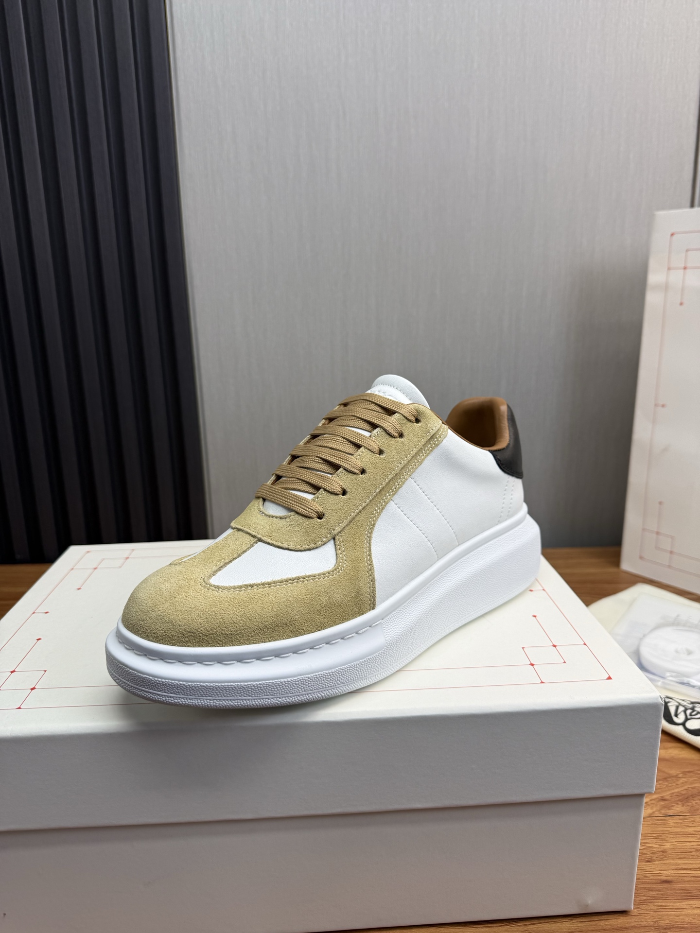 NO:729678,McQueen.MQ top version. Popular for couples, perennial hot seller. Alexander McQUEEN high version has been upgraded to the highest quality again. Purchasing agent level. Fabric imported from Italy, silk mesh with high texture, water-resistant and does not change color. The inner lining is grade A silk mesh imported from Italy, which is stain-resistant, sweat-absorbent, breathable and comfortable. Foot pads: top version imported Italian super soft cowhide leather. Outsole PU+ counter 1:1 shoe box original beige box.  Plus white flip cover and double-layer protection. Cloth bag. Handbag. Certificate of conformity 1:1 mold opening 4-piece set. Delivered with a pair of shoelaces. Sizes for women: 34.40.41. Men: 38.46 (women’s size 34.40.41, men’s size 38.45.46 are customized and cannot be returned or exchanged),,alexander mcqueen,real silk19860909麦昆.MQ顶级版本.情侣爆款,常年热卖 Alexander McQUEEN高版本再次升级为最高品质.代购级别 面料意大利进口真丝网高质感 抗水擦不变色 内里A级意大利进口真丝网内里耐脏.吸汗.透气.舒适 垫脚: 顶级版进口意大利超软牛里皮 大底PU+专柜1:1 鞋盒原版米黄盒. 外加白翻盖合双层保护.布袋.手提袋.合格证1:1开模4件套.配送鞋带一双 码数女34-41.男38-46（女码34. 40 .41,男码38 .45.46属定制,不退换）,,alexander mcqueen,real silk,Men's shoes