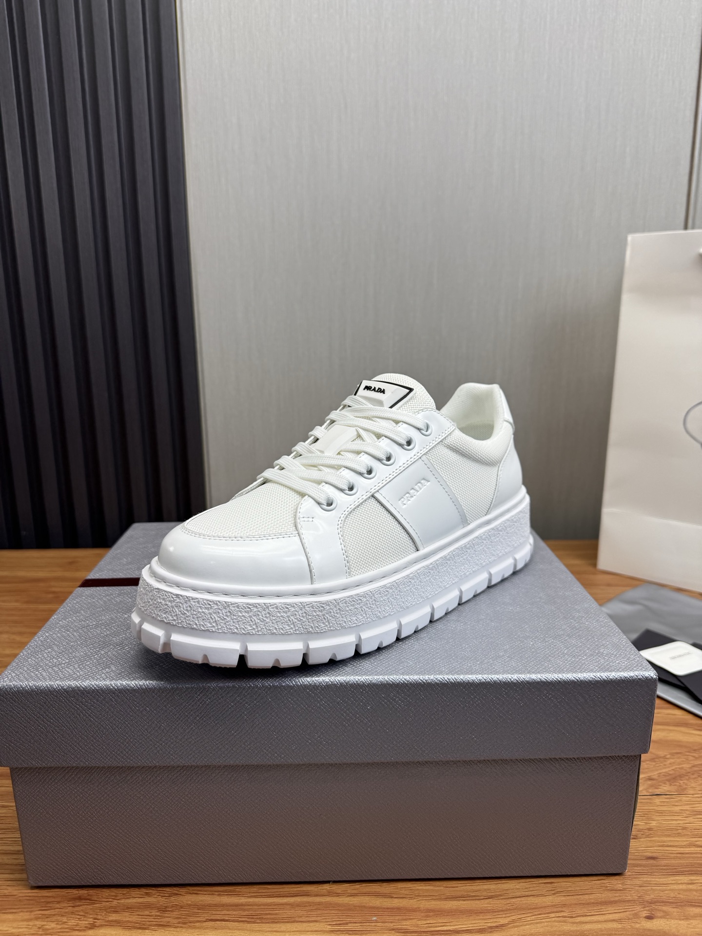 NO:745657,[PRAD*Prada] Popular men's shoes in the counter, official website 1:1 production, imported cowhide fabric stitching, cowhide lining, original factory special sole, 38-45 (45 customized, non-returnable),, prada, prada, cowhide19860909【PRAD*普拉达】专柜爆款男鞋,官网1:1制作,进口牛皮面料拼接,牛皮内里 原厂特供原版底,38-45（45订做不退换）,,prada,prada,cowhide,Men's shoes