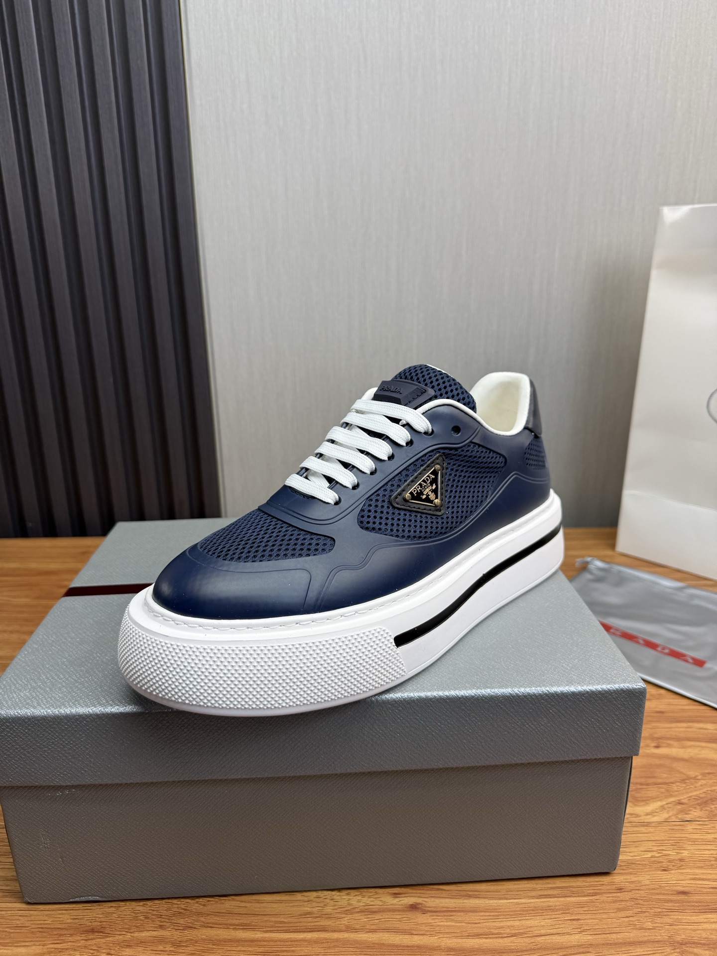 NO:745629,[PRAD*Prada] Popular men's shoes in the counter, official website 1:1 production, imported cowhide fabric stitching, cowhide lining, original factory special sole, 38-45 (45 customized, non-returnable),, prada, prada, cowhide19860909【PRAD*普拉达】专柜爆款男鞋,官网1:1制作,进口牛皮面料拼接,牛皮内里 原厂特供原版底,38-45（45订做不退换）,,prada,prada,cowhide,Men's shoes
