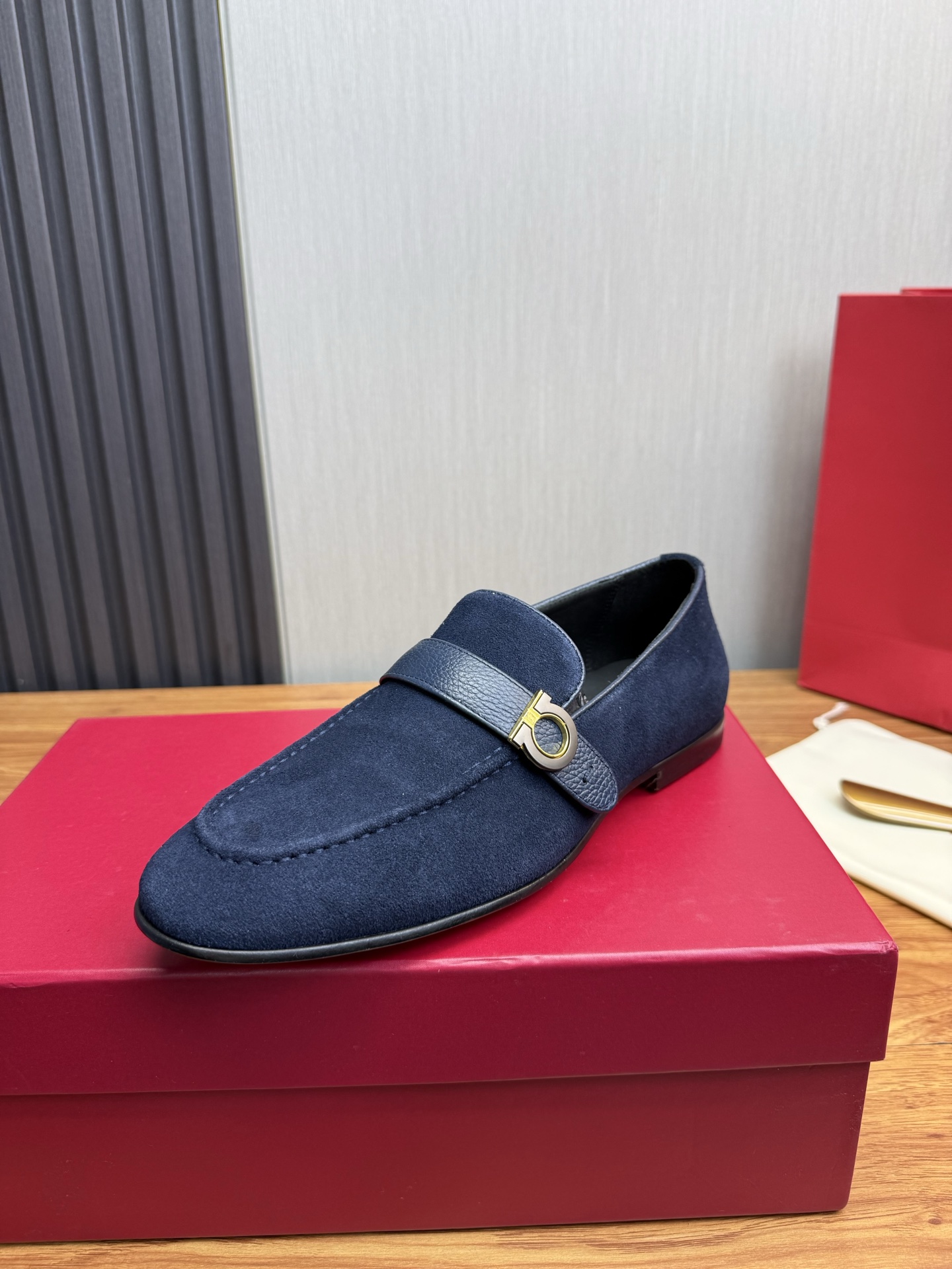 NO:834200,Original goods, genuine leather outsole Ferragamo - Men's business casual leather shoes, top quality leather shoes. 1:1 shipment, luxurious and noble, all imported original brand fabrics, just to create a more comfortable wearing experience, original imported open-edge beaded cowhide for the upper, top quality imported cowhide water-dyed full cowhide, original genuine leather outsole 8-45 (38.45 non-refundable),,ferragamo,cowhide,Leather soles19860909原单狠货,真皮大底 菲拉格慕——男士商务休闲皮鞋,顶级牛货.1:1出货奢华尊贵全部采用进口原版品牌面料,只为打造更为舒适的穿着体验,鞋面原版进口开边珠牛皮,牛皮顶级进口水染全牛里,原版真皮大底8-45（38.45不退换）,,ferragamo,cowhide,Leather soles,Men's shoes