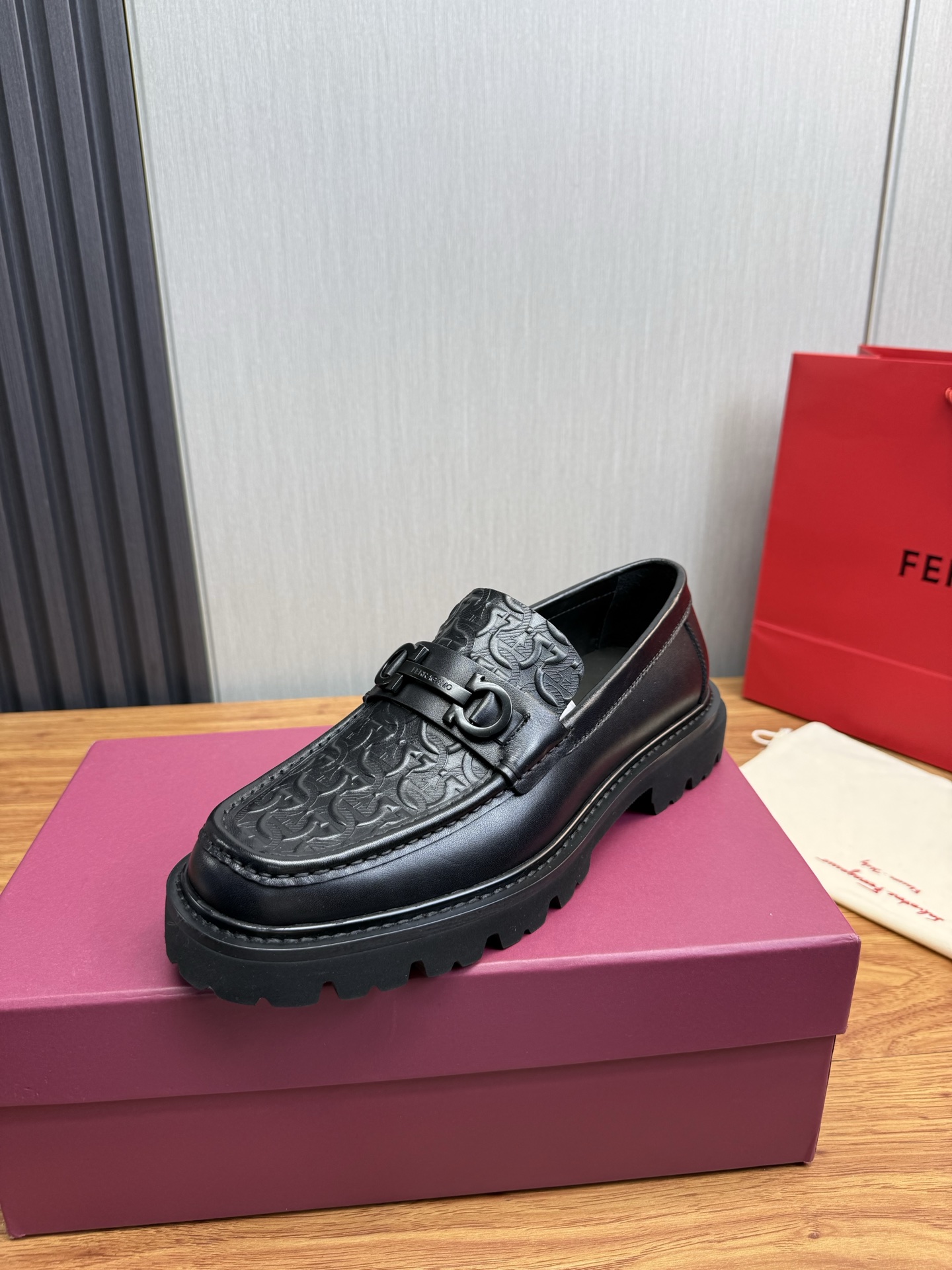 NO:834208,Ferragamo. Men's hottest fashionable leather shoes. Original open-edge beaded cowhide. Cowhide surface | Full cowhide lining | Wear-resistant lightweight foam outsole | Lightweight and comfortable | Domineering and versatile upper foot Size39-44 (38.45 custom-made),,ferragamo,cowhide19860909菲拉格慕.男士爆款时尚皮鞋 原版开边珠牛皮.牛皮面 ｜内里垫脚全牛皮｜耐磨轻便发泡大底｜轻便舒适｜上脚霸气百搭 Size39-44（38.45定做）,,ferragamo,cowhide,Men's shoes
