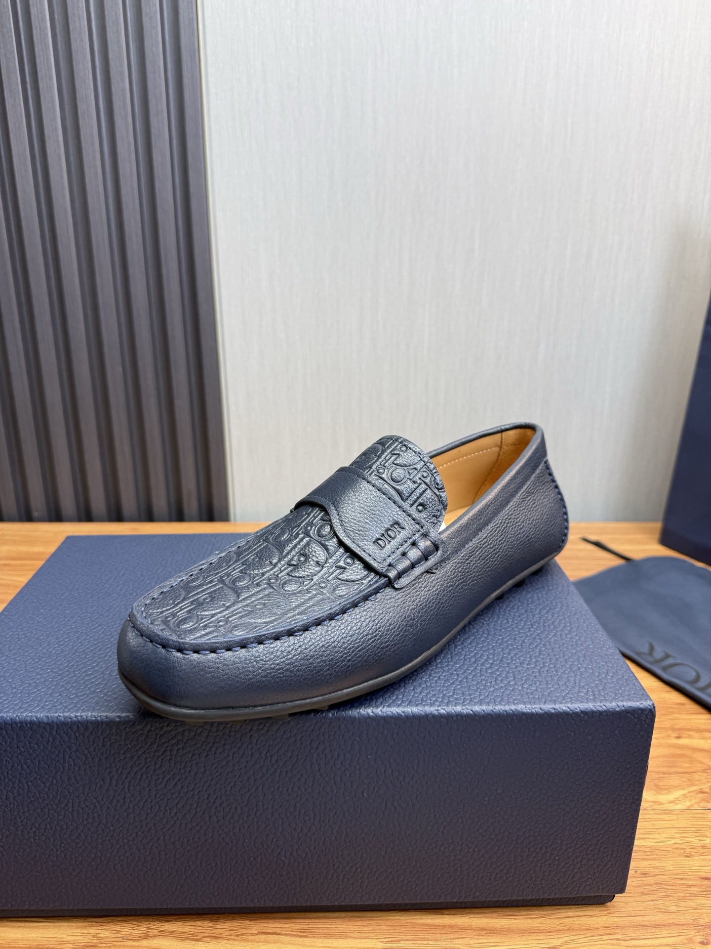 NO:833677,DIOR. Dior. Classic driving shoes, casual, fashionable and comfortable, official website 1:1 shipment original cowhide + imported water-dyed cowhide, classic hardware buckle matching, original rubber bean outsole, 38-45 (45 customized, non-returnable),, dior, cowhide19860909ＤＩＯＲ.迪奥.经典驾车豆豆鞋休闲时尚舒适官网1:1出货原版牛皮+进口水染牛里,经典五金扣搭配,原版橡胶豆豆大底,38-45（45订做不退换）,,dior,cowhide,Men's shoes