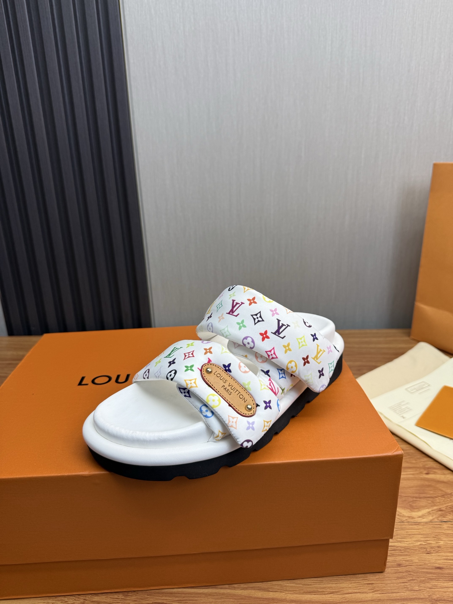 NO:886694,Lv. Popular couple slippers are on sale. They are made one to one on the official website. The interior is made of pure sheepskin, and the water table is also made of sheepskin. High-quality shipments. Sizes 35-45. 45 46. Customized!  ,,louis vuitton,slippers,sheepskin19860909Lv.爆款情侣拖鞋热卖 官网一比一制作 内是全羊皮,水台也是羊皮包的 高品质出货 35-45码 45 46 订做！,,louis vuitton,slippers,sheepskin,Men's shoes