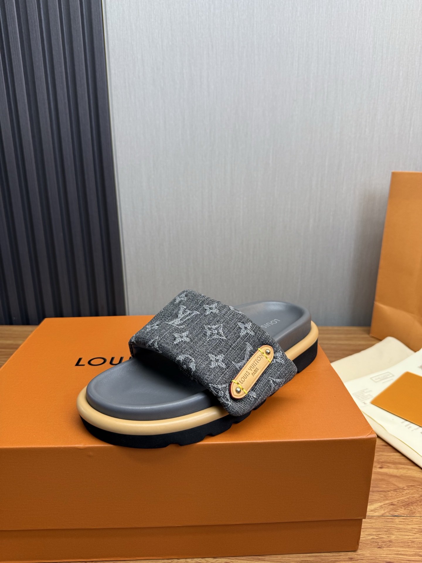 NO:886606,Lv. Popular couple slippers are on sale. They are made one to one on the official website. The interior is made of pure sheepskin, and the water table is also made of sheepskin. High-quality shipments. Sizes 35-45. 45 46. Customized!  ,,louis vuitton,slippers,sheepskin19860909Lv.爆款情侣拖鞋热卖 官网一比一制作 内是全羊皮,水台也是羊皮包的 高品质出货 35-45码 45 46 订做！,,louis vuitton,slippers,sheepskin,Men's shoes