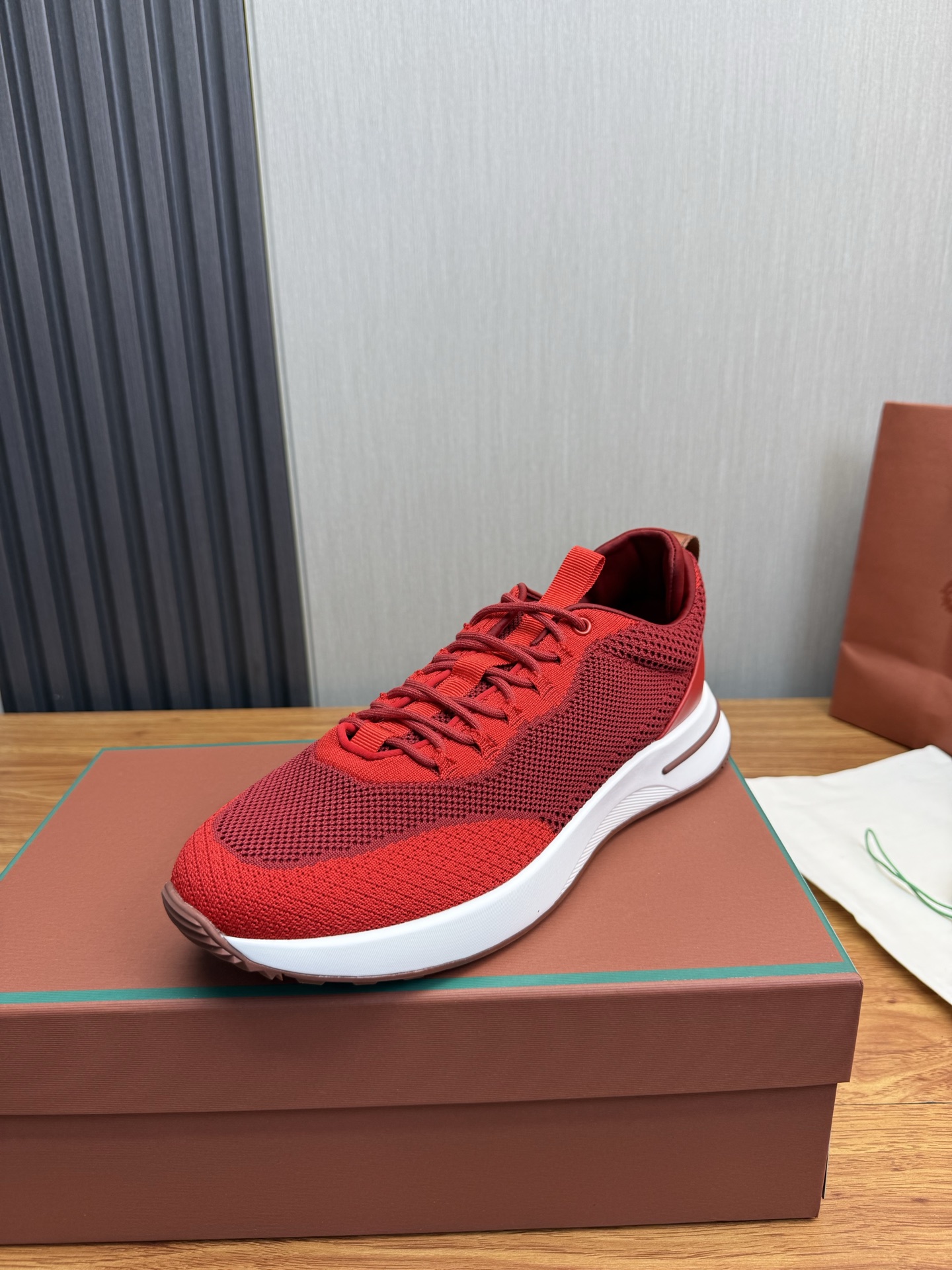 NO:830166,LP. Men's casual sports shoes, a perennial best-seller, a must-have for fashionable men, big-name style, material upper imported cowhide stitching fabric + leather lining, original wear-resistant rubber outsole, 39-44,, loro piana, sneakers, cowhide19860909LP.男士休闲运动鞋,常年热卖款 时尚潮男必备,大牌风范, 材料鞋面进口牛皮拼接面料+皮内里,原版耐磨橡胶大底,39-44,,loro piana,sneakers,cowhide,Men's shoes