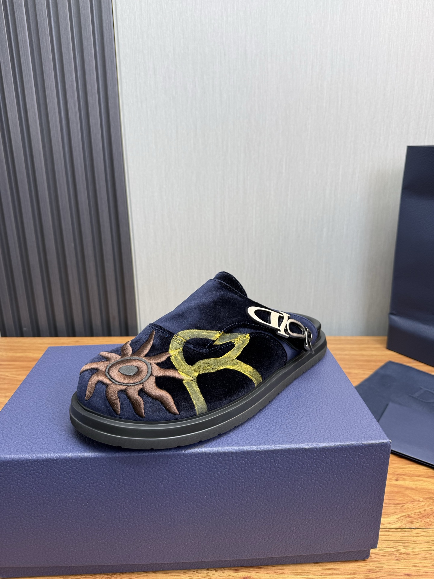 NO:833684,Dior. Men's slippers official website, one-to-one production, sizes 38-45, 45 46, custom-made!  Original cowhide embossing, original sheepskin lining outsole, dior, slippers, cowhide, sheepskin19860909迪奥.男拖鞋官网一比一制作 38-45码 45 46 订做！原版牛皮压花,内里羊皮原版大底,,dior,slippers,cowhide,sheepskin,Men's shoes