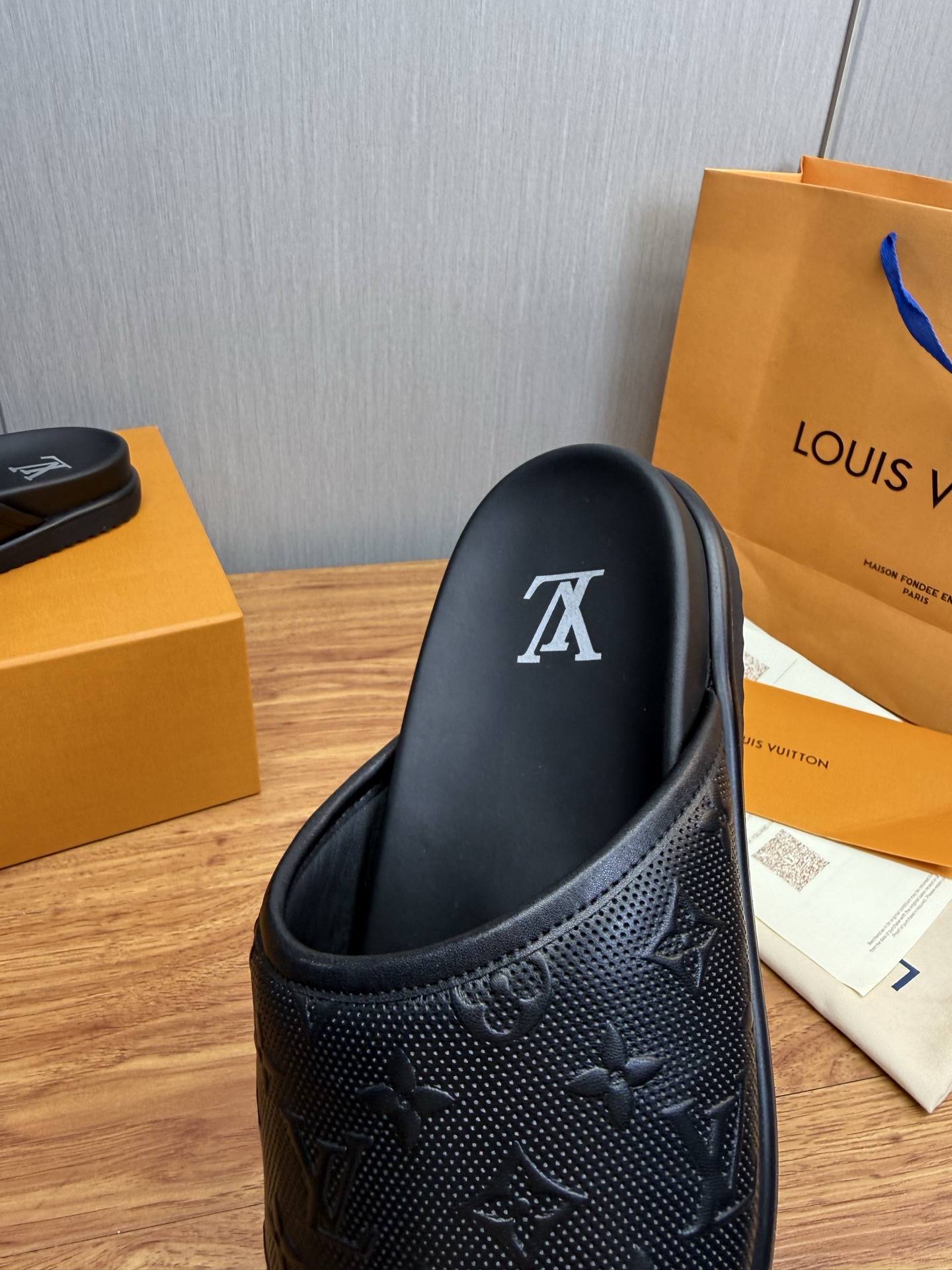 LV Style Men's Shoes style reference detail image 9 from source 780815
