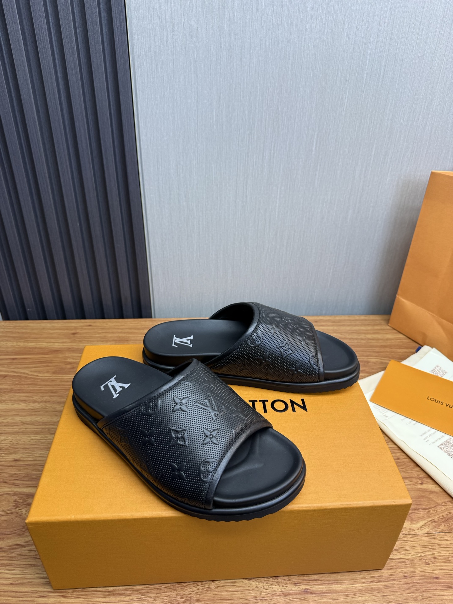 LV Style Men's Shoes style reference detail image 6 from source 780815