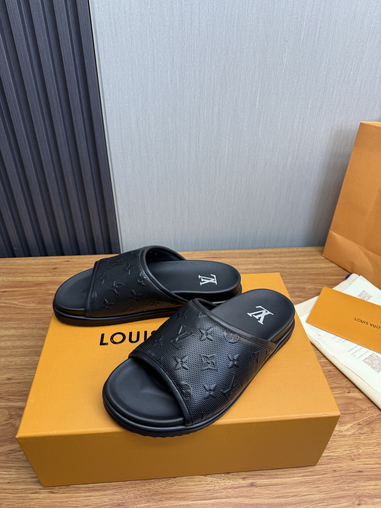 LV Style Men's Shoes style reference detail image 3 from source 780815