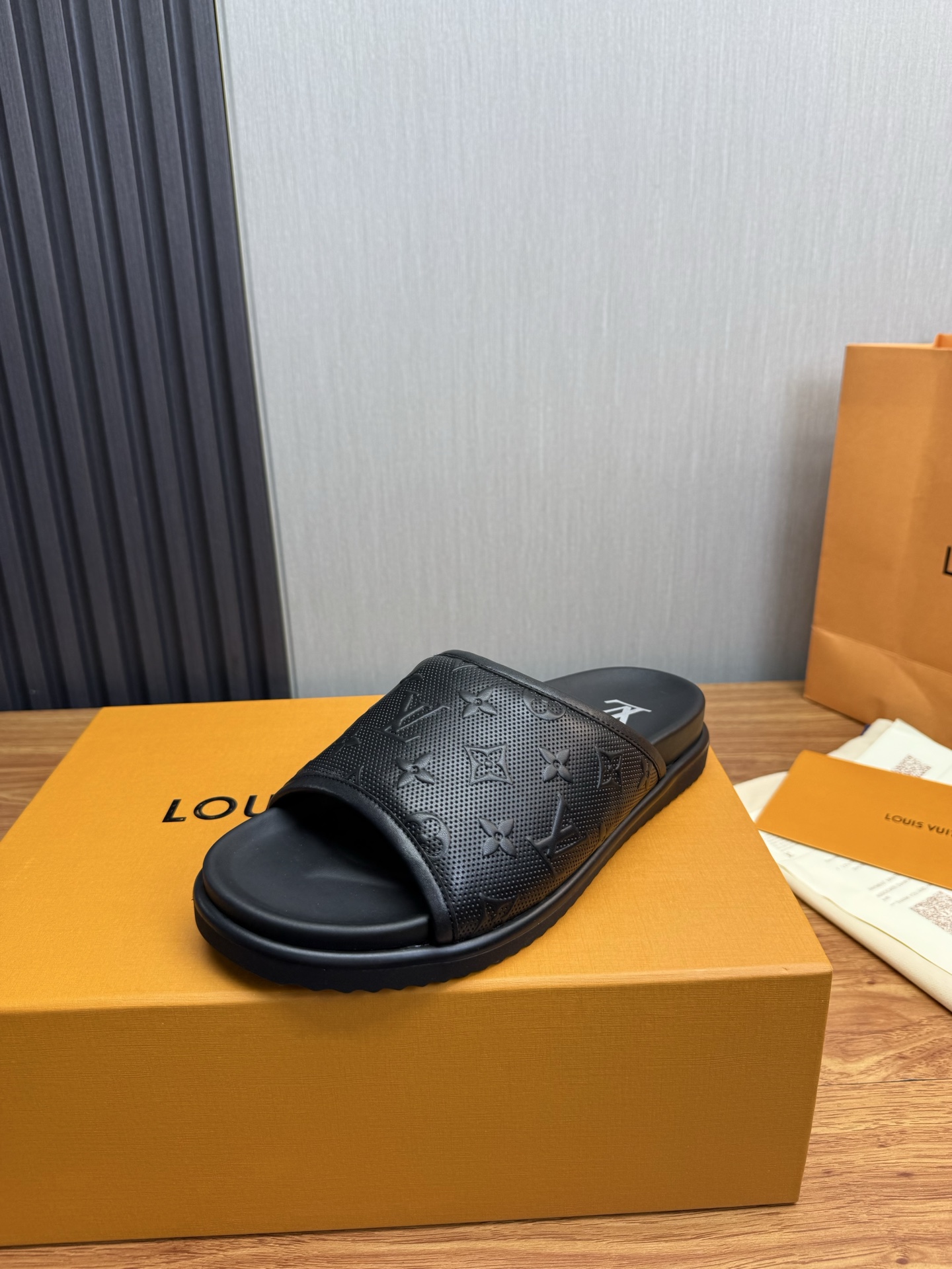 LV Style Men's Shoes style reference detail image 4 from source 780815