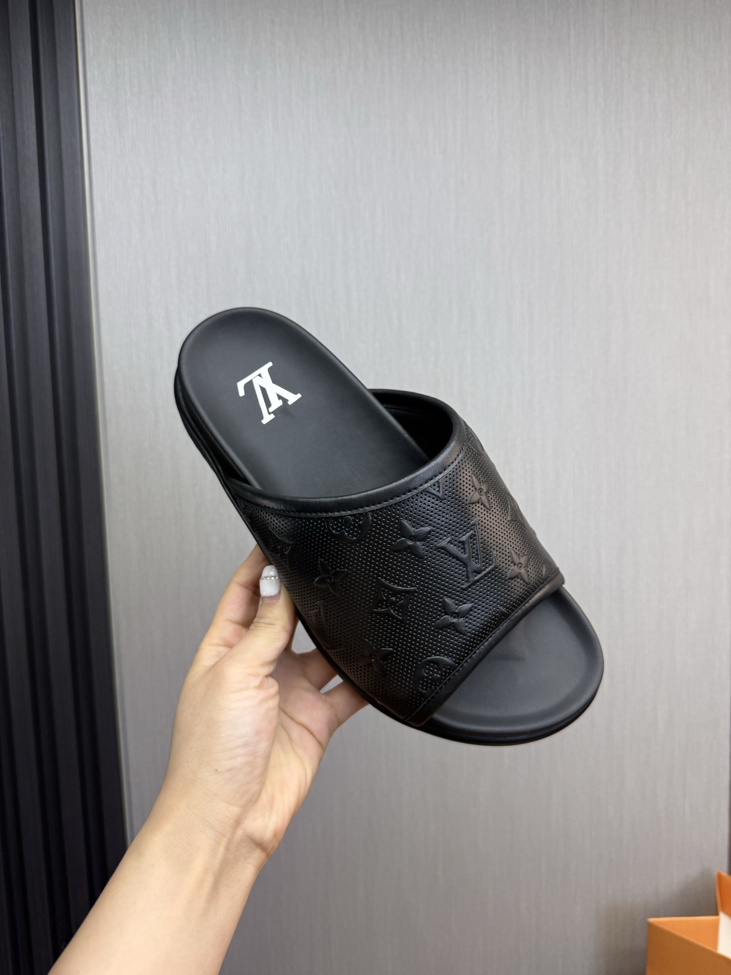 LV Style Men's Shoes style reference detail image 8 from source 780815