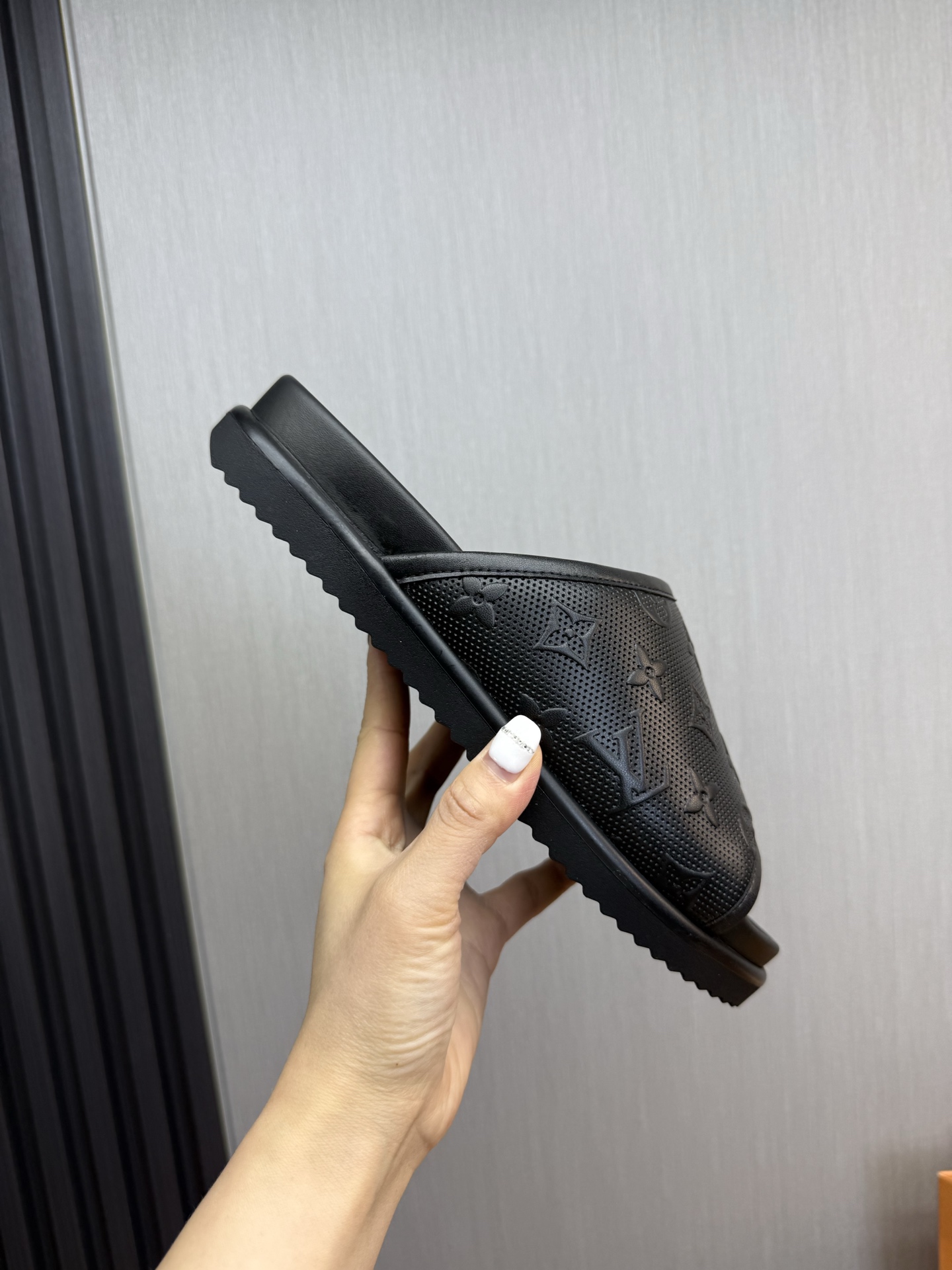 LV Style Men's Shoes style reference detail image 7 from source 780815