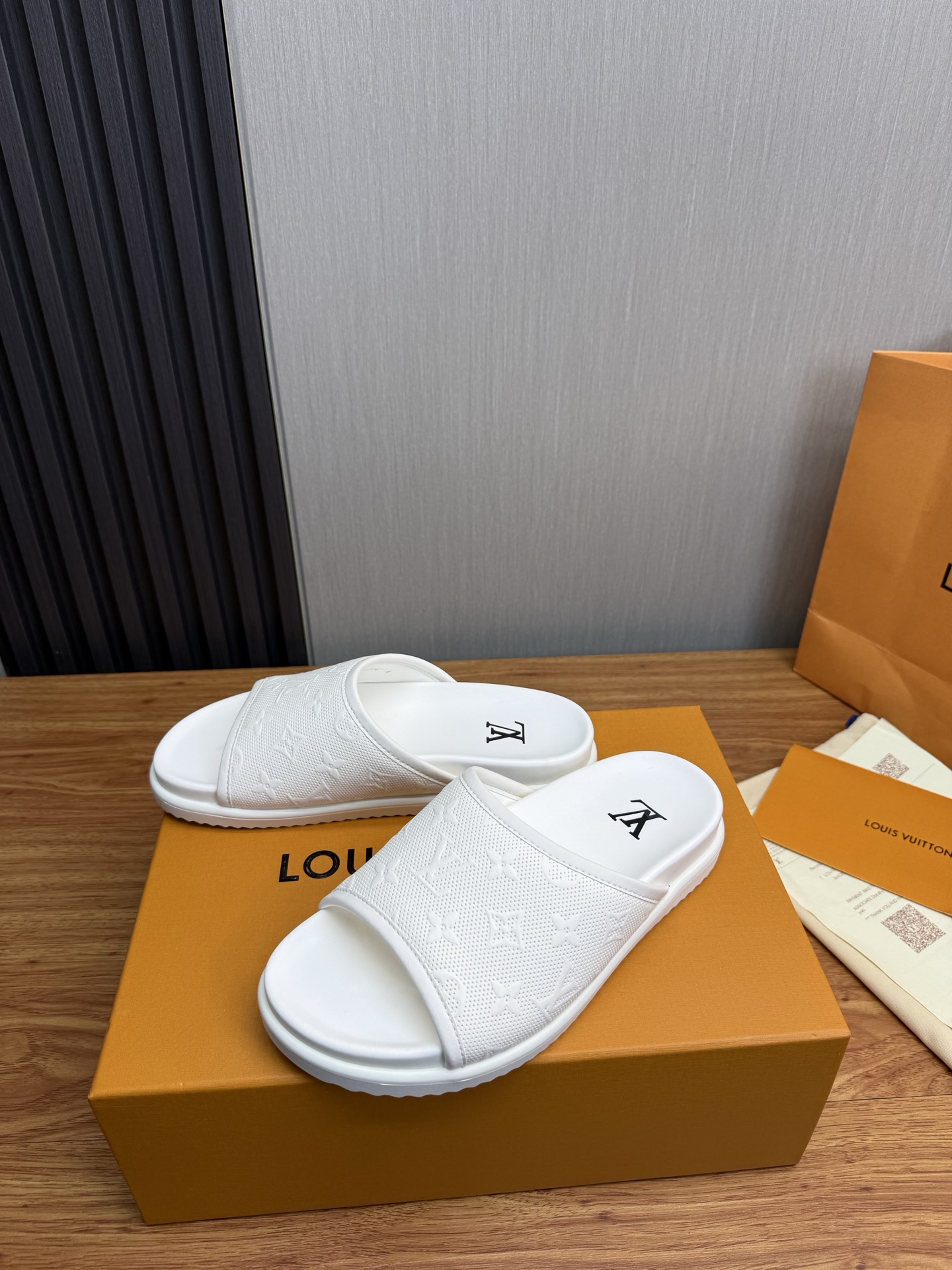 LV Style Men's Shoes style reference detail image 3 from source 780816