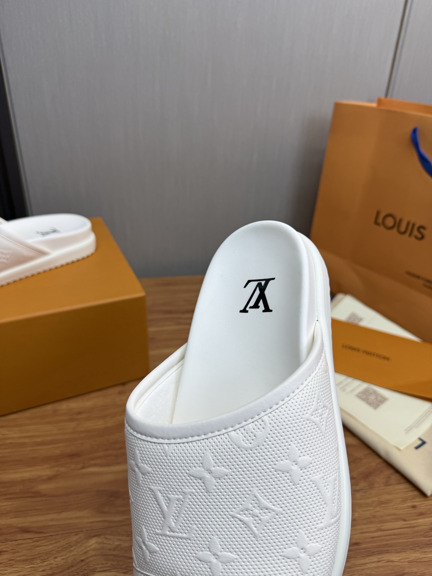 LV Style Men's Shoes style reference detail image 9 from source 780816