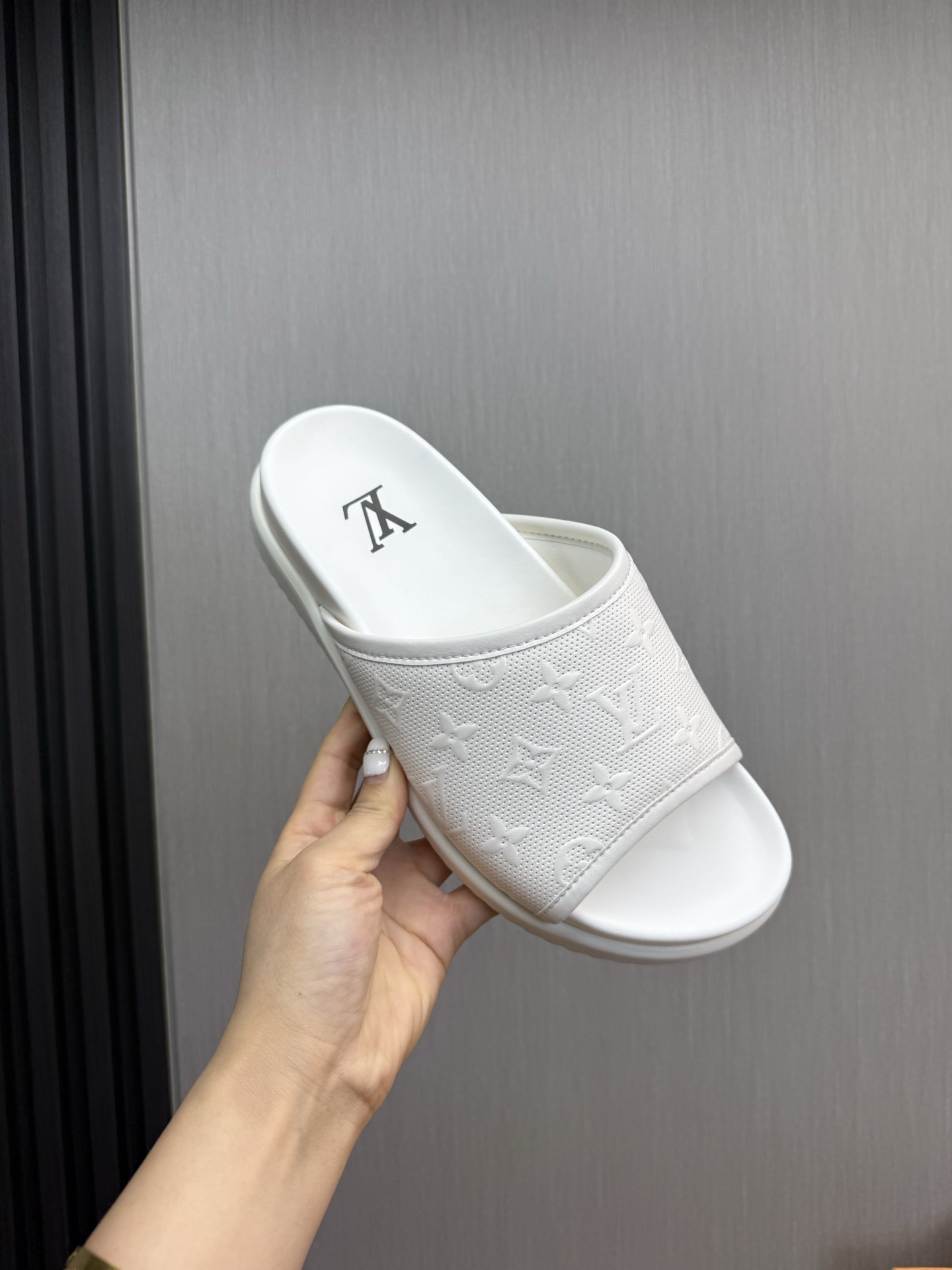 LV Style Men's Shoes style reference detail image 8 from source 780816