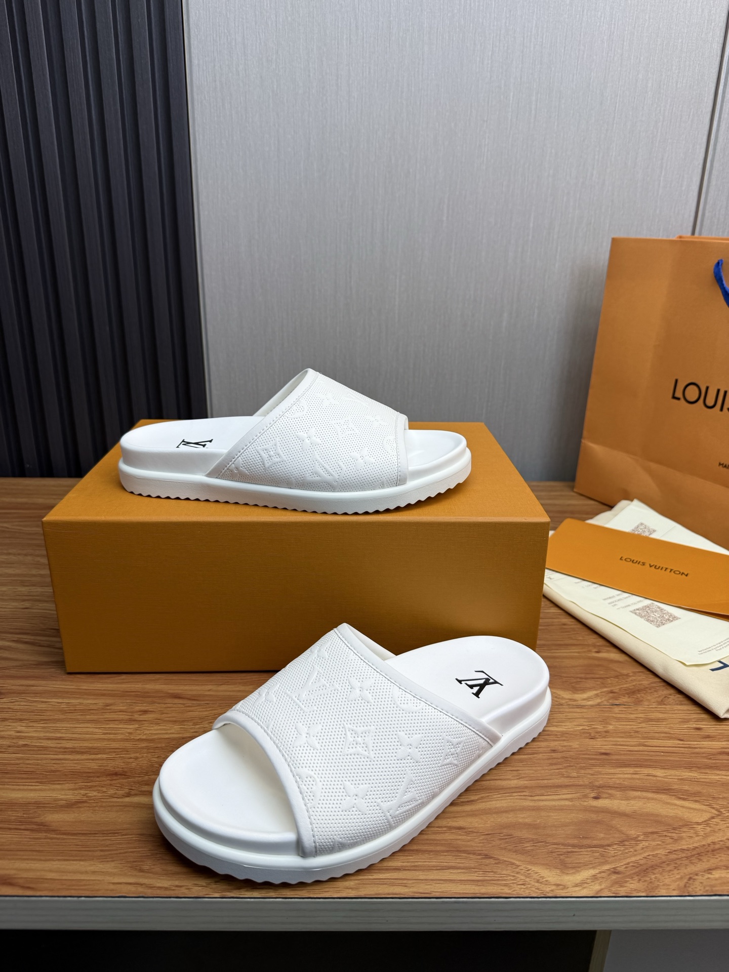 LV Style Men's Shoes style reference detail image 4 from source 780816