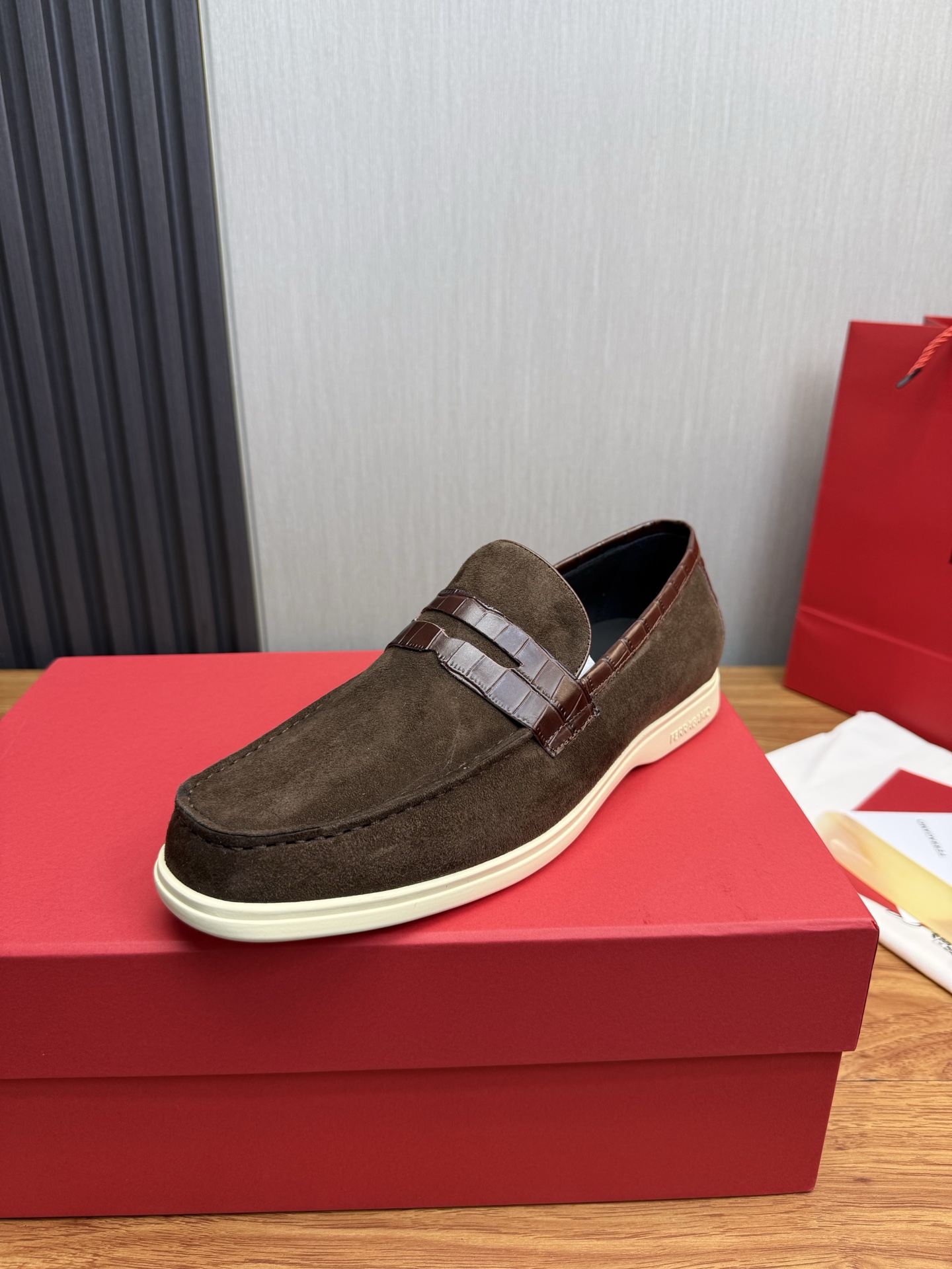 NO:834215,Ferragamo. Men's business casual leather shoes, luxurious and noble. All imported original brand leather materials, just to create a more comfortable wearing experience. Original cowhide for the upper. Open edge beaded cowhide imported full cowhide. Original outsole 8-45 (38.45 non-refundable), ferragamo,cowhide19860909菲拉格慕.男士商务休闲皮鞋,奢华尊贵 全部采用进口原版品牌皮料,只为打造更为舒适的穿着体验,鞋面原版牛皮.开边珠牛皮进口全牛里,原版大底8-45（38.45不退换）,,ferragamo,cowhide,Men's shoes