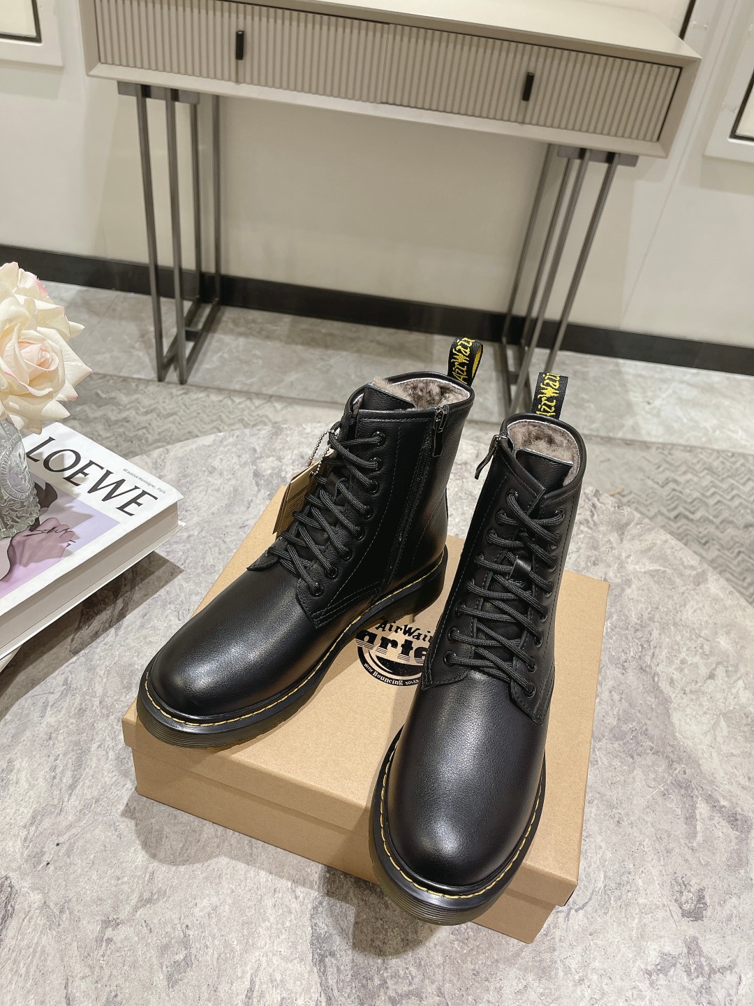 Factory Price: $725 for Dr. Martens 2023 Boots, Superstar Net Red, Original Quality. - 图片 2