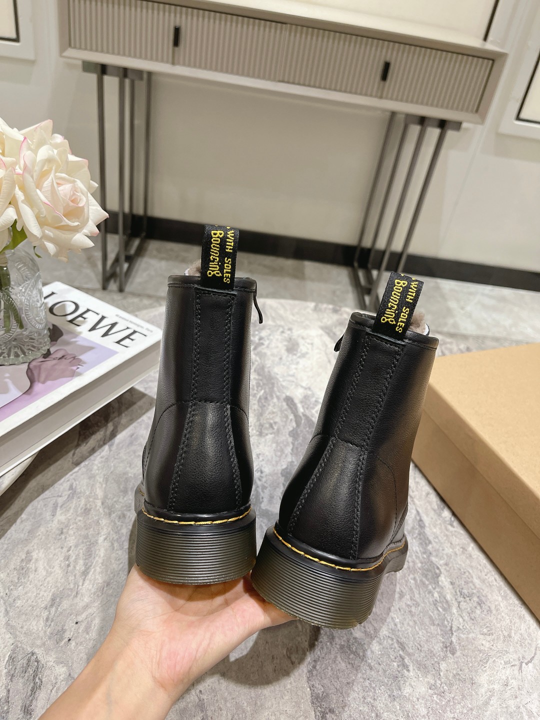 Factory Price: $725 for Dr. Martens 2023 Boots, Superstar Net Red, Original Quality. - 图片 4