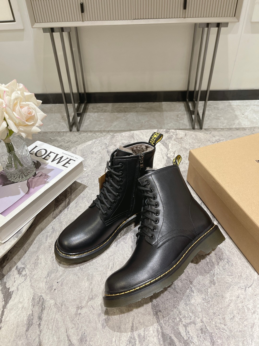 Factory Price: $725 for Dr. Martens 2023 Boots, Superstar Net Red, Original Quality. - 图片 6
