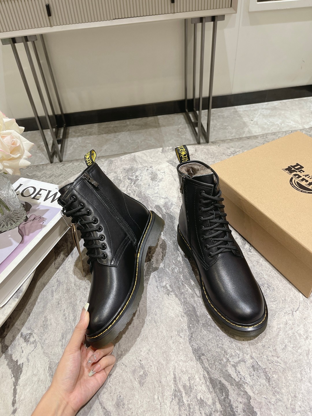 Factory Price: $725 for Dr. Martens 2023 Boots, Superstar Net Red, Original Quality. - 图片 8