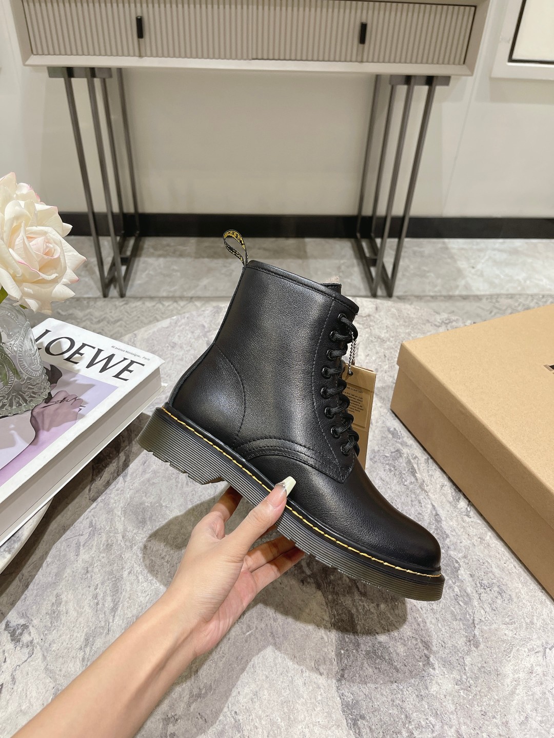 Factory Price: $725 for Dr. Martens 2023 Boots, Superstar Net Red, Original Quality. - 图片 9