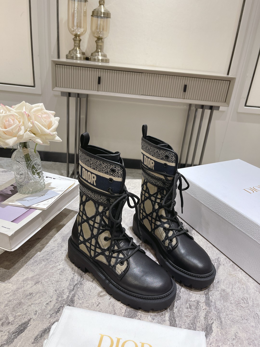 NO:592699,Pili Dior Dior autumn and winter catwalk style workwear mid-calf boots, super many star Internet celebrities plant grass, the upper is made of original cowhide, the original customized boot shaft, the material lining is original imported cowhide/customized wool, the original imported hardware buckle from Italy has gone through multiple processes and is made with unparalleled exquisite craftsmanship to complete the original open mold TPU outsole with a height of 3.5CM Size35-39 (custom-made at 40.41), boots, dior, dior, boots, cowhide19860909皮里 Dior迪奥秋冬走秀款工装中筒靴、超多明星网红种草、鞋面采用原版牛皮,原版定制靴筒,材质内里垫脚原版进口牛皮/定制羊毛、意大利进口原版五金扣经过多重工序 用无可比拟的精湛工艺制作完成原版开模TPU大底跟高3.5CM Size35-39（40.41定做）,靴子,dior,dior,boots,cowhide,Women's Shoes