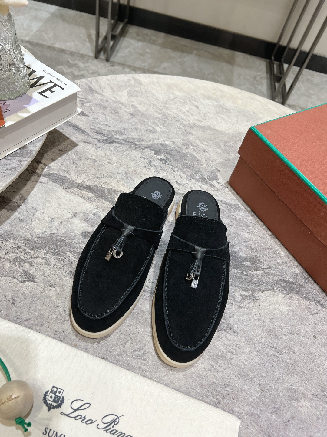 NO:261053,Women, Men's 10 Loro Pian* classic hit, lp top version of British tassel flat loafer half-slippers produced by Dongguan factory, it turns out that this is the legendary loafers that will not be tired even if you walk 20,000 steps. This pair of loafers holds the appearance and feel of the feet, and you will be completely lost as soon as you walk on your feet~ The minimalist design is eye-catching and attractive, and the outfit is a plus for the outfit. The soft foot feel is outstanding, and it will not be polished. It is nice to match it with soft and glutinous soles. It is not tiring to wear it for a long time in daily life. Who can refuse a pair of versatile and beautiful loafers?  It’s simply too elegant, and you have both the feel and texture of your feet. The key is to make your legs look longer and not tired. The main one is just right!   Material Yangjing skin, inner water dyed beef lily, large bottom original single beef tendon bottom, women's code 35-40 (40 custom-made, no return or replacement), men's code 38-45 (38, 39, 45 custom-made, no return or replacement), semi-drag, loro piana, loro piana, loafers, slippers, sheep19860909女 男10 Loro Pian*经典爆款 莞厂出品lp顶级版本英伦流苏平底乐福半拖鞋 原来这就是传说走两万步都不会累脚的乐福鞋这双乐福鞋把颜值和脚感都拿捏住了,上脚一走就会被彻底沦陷～极简的设计吸睛耐看,穿搭加分项呀 软乎乎的脚感质感出众,不会磨脚就很nice搭配软软糯糯的鞋底,日常通行久穿不累哦 谁能拒绝得了一双百搭又好看的乐福鞋呢？简直不要太气质,脚感和质感都拿捏,关键是显腿长不累脚,主打的就是一个刚刚好！  材质羊京皮 内里水染牛里 大底原单牛筋底 码数女码35-40（40定制不退不换）,男码38-45（38、39、45定制不退不换）,半拖,loro piana,loro piana,loafers,slippers,sheep,Women's Shoes