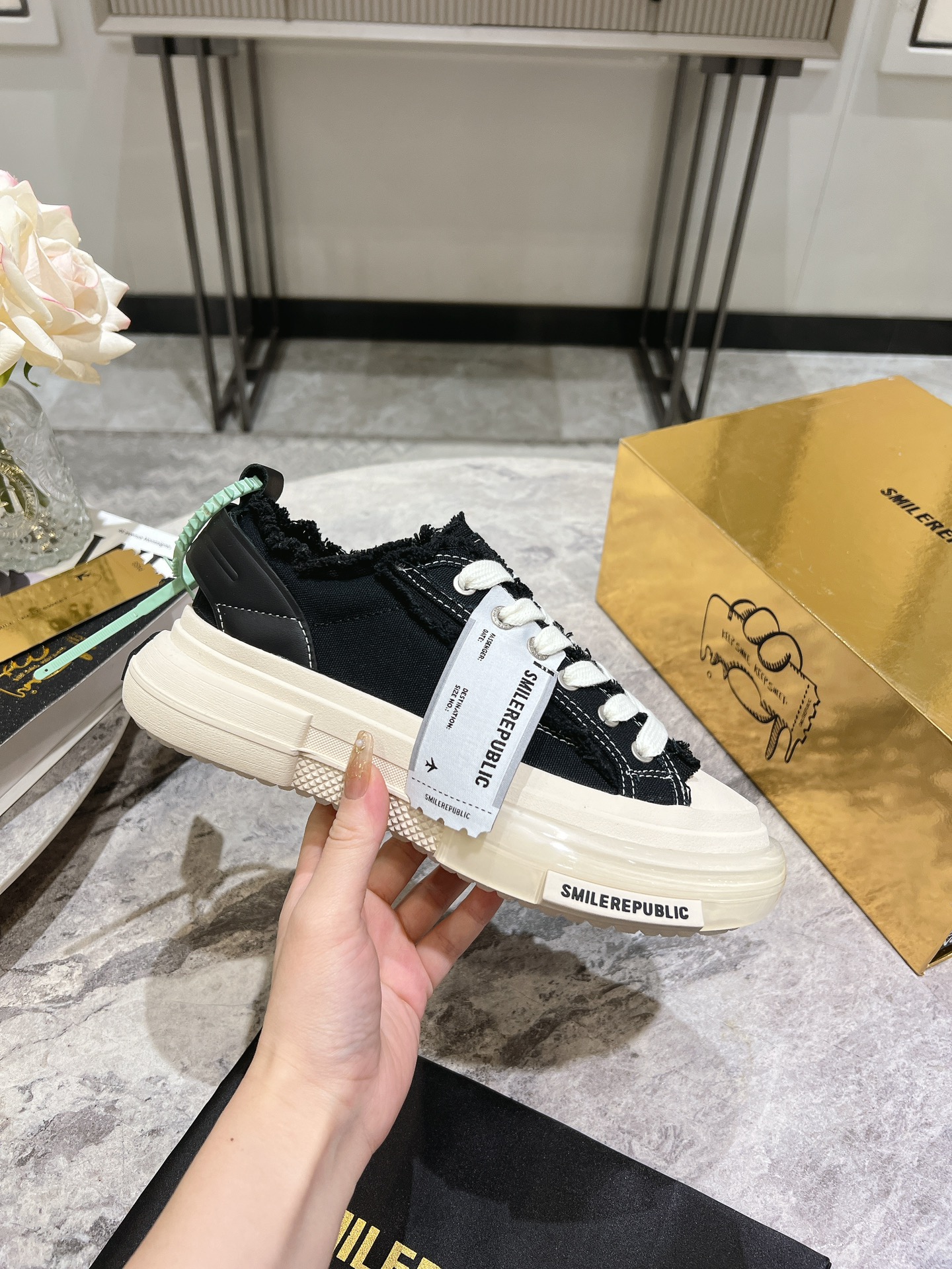 SMILEREPUBLIC Seon Jian Canvas Shoes: Retro Style, Comfortable, High Quality Materials