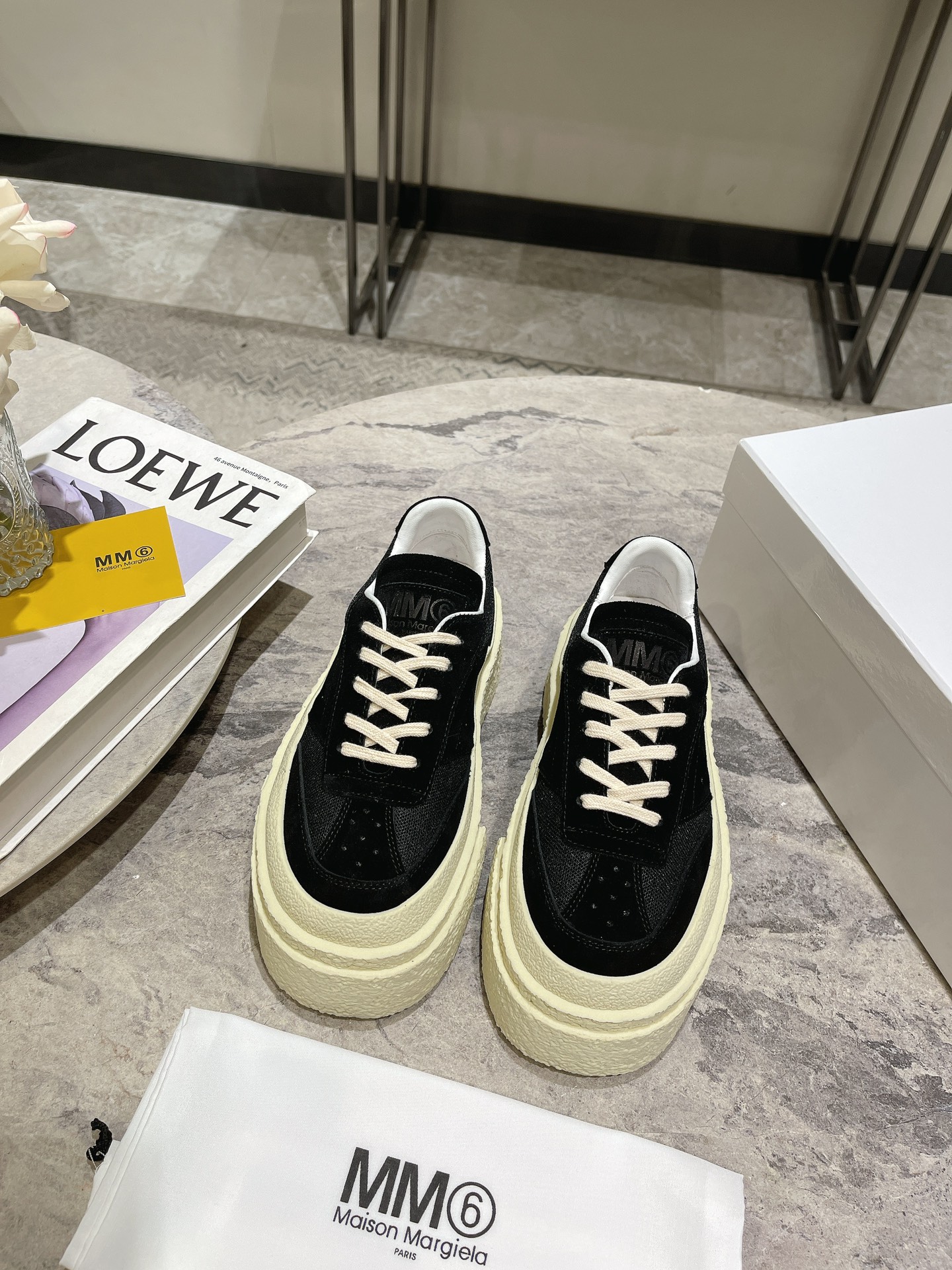 NO:592703,｜Thick-soled Dexun shoes new model Margiela is another pair of shoes that is going to explode!  !  !  5cm height increase. It looks great when paired with wide-leg jeans. It makes your legs look longer in seconds. You can go shopping and run around all day without getting tired. These shoes feel so good on your feet!  !This ordinary white shoe has a touch of retro flavor. It is also a versatile shoe that can be worn with any item to create your own style. Upper layer of cowhide + mesh, sheepskin lining, rubber sole, size 35-39, 40 customized, with original packaging, casual shoes/sports shoes, masion margiela, sneakers, jeans, cowhide, sheepskin19860909｜厚底德训鞋新款马吉拉 又是一双要爆火的鞋子！！！5CM增高 搭配阔腿牛仔裤太好看啦,秒变大长腿逛街暴走一整天都不会累,脚感好炸裂的鞋！!此款普通的小白鞋多了一丝复古的味道.同样是百搭不挑人的鞋款,搭任何单品都能穿出自己的风格. 鞋面头层牛皮+网布 鞋里羊皮 鞋底橡胶底 尺码35-39 40定做 配原版一致包装,休闲鞋/运动鞋,masion margiela,sneakers,jeans,cowhide,sheepskin,Women's Shoes