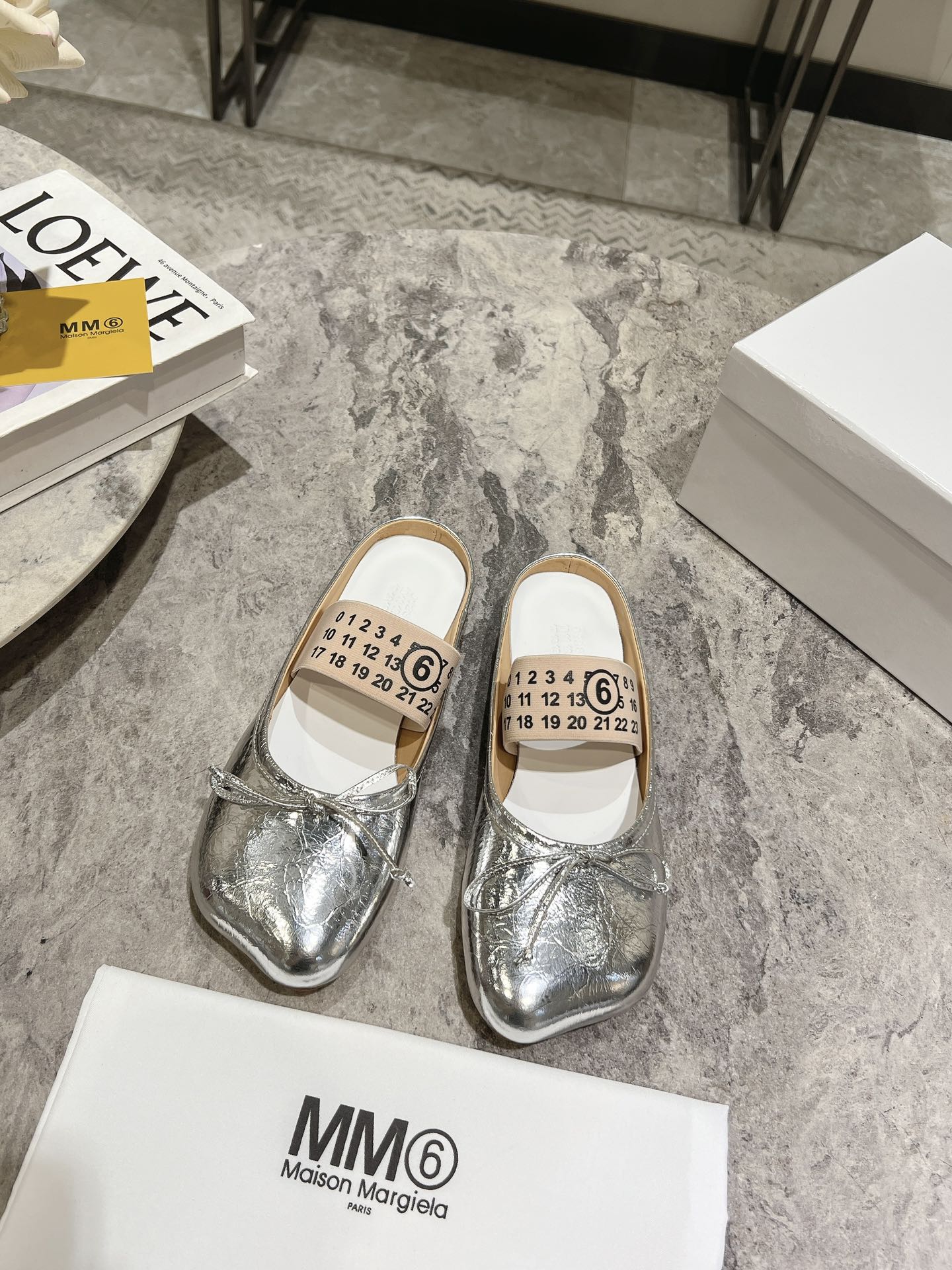 NO:493939,Maison Marginal* MM6 early spring new thick-heeled apple-toe ballet shoes semi-trailer Majra designer is so talented. He uses thick heels as a design element to create shoes. Single shoes are capable and exquisite. Semi-trailer paired with short skirt. Sexy and personalized fabric and cowhide inner!  Original mold opening heel imported from Italy genuine leather outsole Heel: 1cm Size: 35-40 (40 custom made without return or replacement), semi-torque, masion margiela,masion margiela,skirts,cowhide,Leather soles19860909Maison Marginal* MM6初春新品粗跟苹果头芭蕾舞鞋半拖 马吉拉设计师太有才了 采用粗跟作为设计元素打造鞋品 单鞋干练精致 半拖搭配短裙 性感个性 面料牛皮 内里牛皮！ 原版开模鞋跟 意大利进口真皮大底 鞋跟: 1cm 码数:35-40（40订做不退不换）,半拖,masion margiela,masion margiela,skirts,cowhide,Leather soles,Women's Shoes