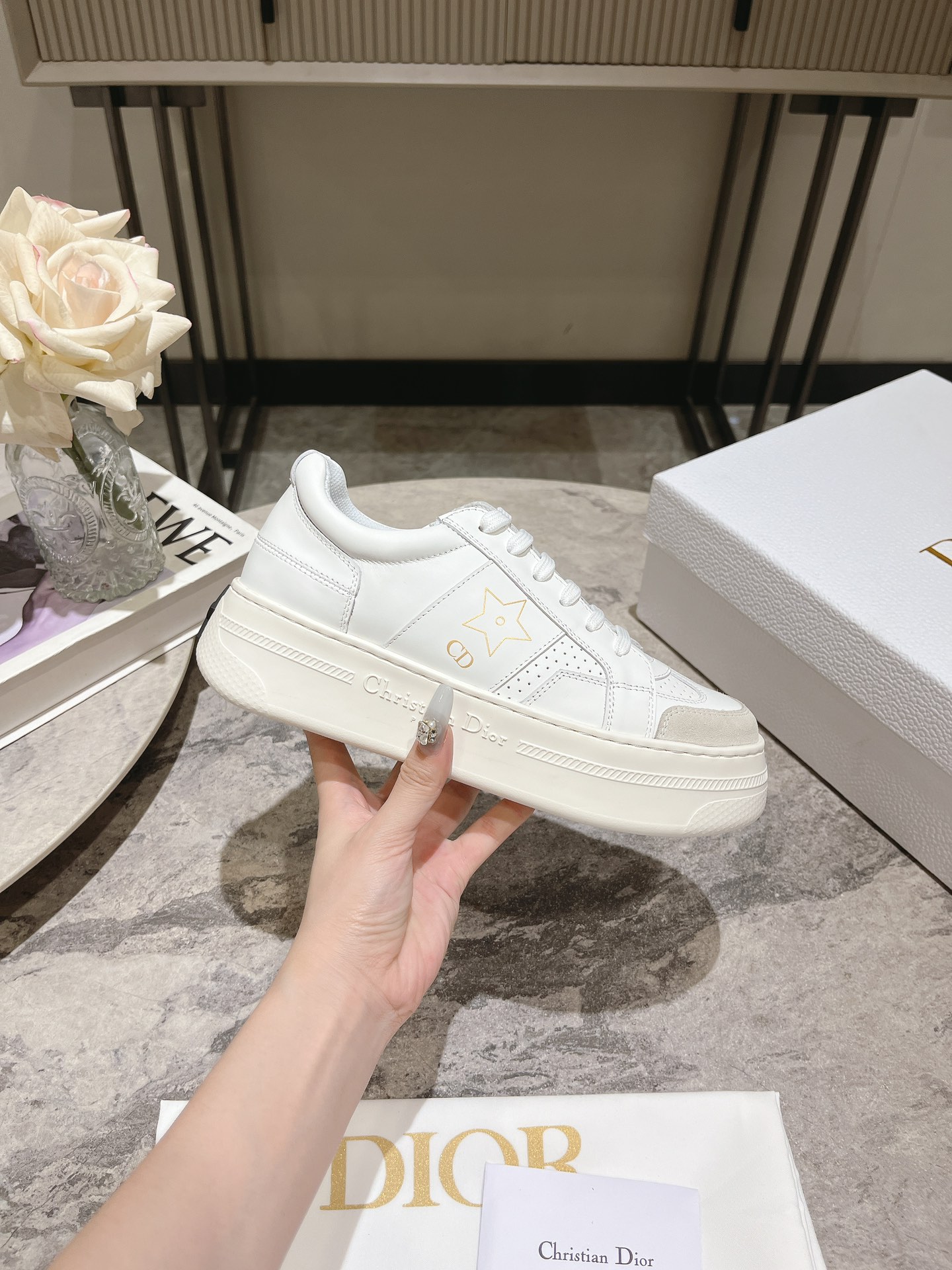 NO:469449,Dior 24 spring and summer CD sponge cake thick-soled casual sports shoes small white shoes!  It is carefully crafted with reverse velvet and white smooth cowhide leather, with white five-pointed star printed logo on the sides, and the tongue, sole and back are decorated with various special details to enhance the style. The eyelet details, surface line and rubber inserts highlight the dynamic charm of its sporty style. It can be matched with various clothing to create exquisiteness. The upper is made of original custom calfskin, the inner foot pad is original imported breathable brie, the original molded lp sole (super lightweight and not tired from the feet) Sole thickness: about 5.5cm Size: 35-39 (40.41 custom made without return) With original packaging, dior, dior, loro piano, sneakers, cowhide19860909Dior迪奥 24春夏CD松糕厚底休闲运动鞋小白鞋！ 采用反绒皮和白色光滑牛皮革精心制作,侧面饰以白色五角星印花标志,鞋舌、鞋底和后侧饰以各种特色细节提升格调,而孔眼细节、缉面线和橡胶镶片更是突显其运动风格的动感魅力,可搭配各式服饰,打造精致. 鞋面采用原版定制小牛皮 内里垫脚原版进口透气布里 原版开模lp大底(超轻盈上脚不累) 底厚:约5.5cm 码数:35-39（40.41订做不退换） 配原版包装,,dior,dior,loro piana,sneakers,cowhide,Women's Shoes