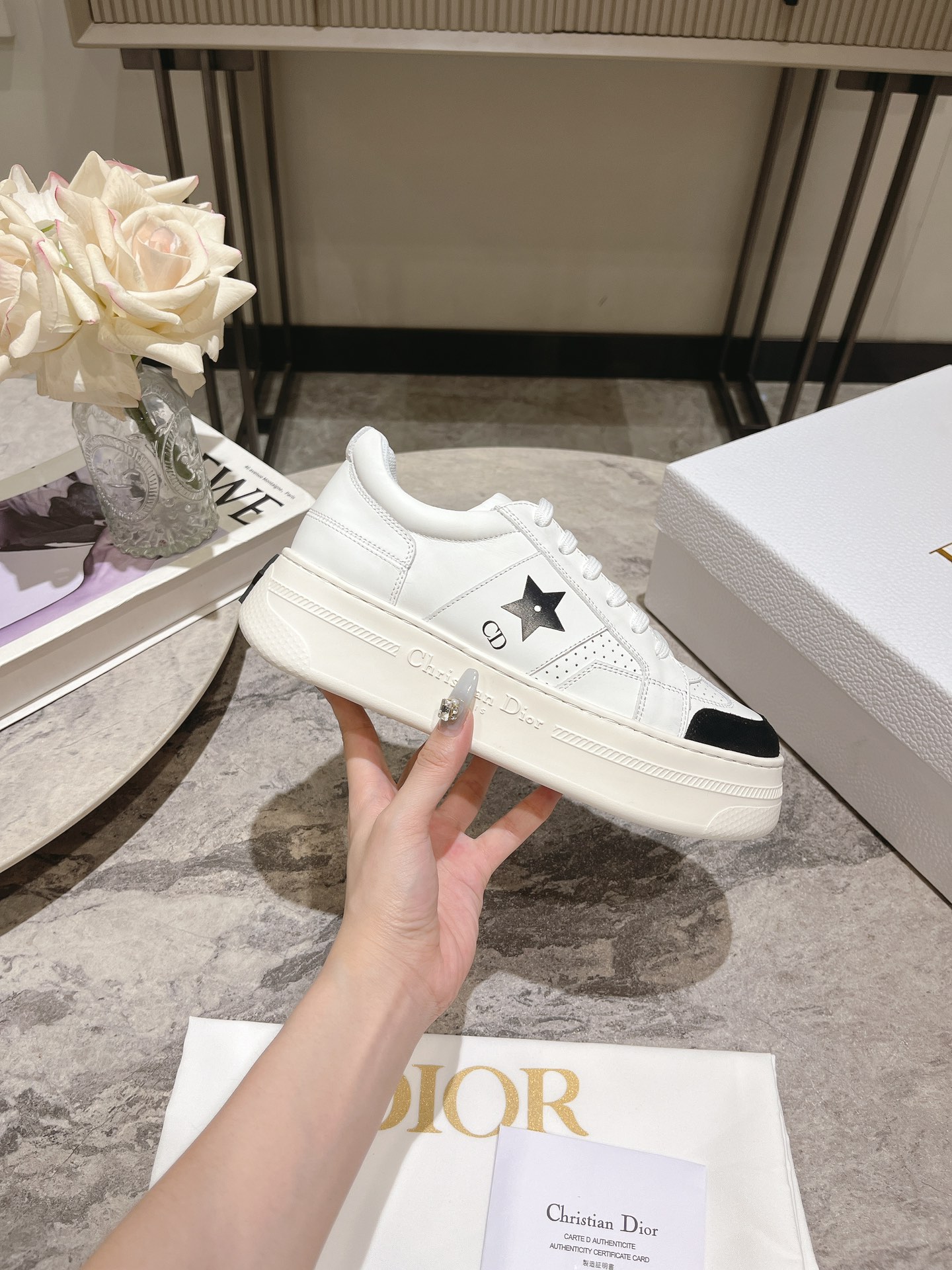NO:469443,300Dior 24 spring and summer CD sponge cake thick-soled casual sports shoes small white shoes!  It is carefully crafted with reverse velvet and white smooth cowhide leather, with white five-pointed star printed logo on the sides, and the tongue, sole and back are decorated with various special details to enhance the style. The eyelet details, surface line and rubber inserts highlight the dynamic charm of its sporty style. It can be matched with various clothing to create exquisiteness. The upper is made of original custom calfskin, the inner foot pad is original imported breathable brie, the original open mold l outsole (super lightweight and not tired from the feet) Sole thickness: about 5.5cm Size: 35-39 (40.41 custom made without return) With original packaging, dior, dior, loro piano, sneakers, cowhide19860909300Dior迪奥 24春夏CD松糕厚底休闲运动鞋小白鞋！ 采用反绒皮和白色光滑牛皮革精心制作,侧面饰以白色五角星印花标志,鞋舌、鞋底和后侧饰以各种特色细节提升格调,而孔眼细节、缉面线和橡胶镶片更是突显其运动风格的动感魅力,可搭配各式服饰,打造精致. 鞋面采用原版定制小牛皮 内里垫脚原版进口透气布里 原版开模l大底(超轻盈上脚不累) 底厚:约5.5cm 码数:35-39（40.41订做不退换） 配原版包装,,dior,dior,loro piana,sneakers,cowhide,Women's Shoes