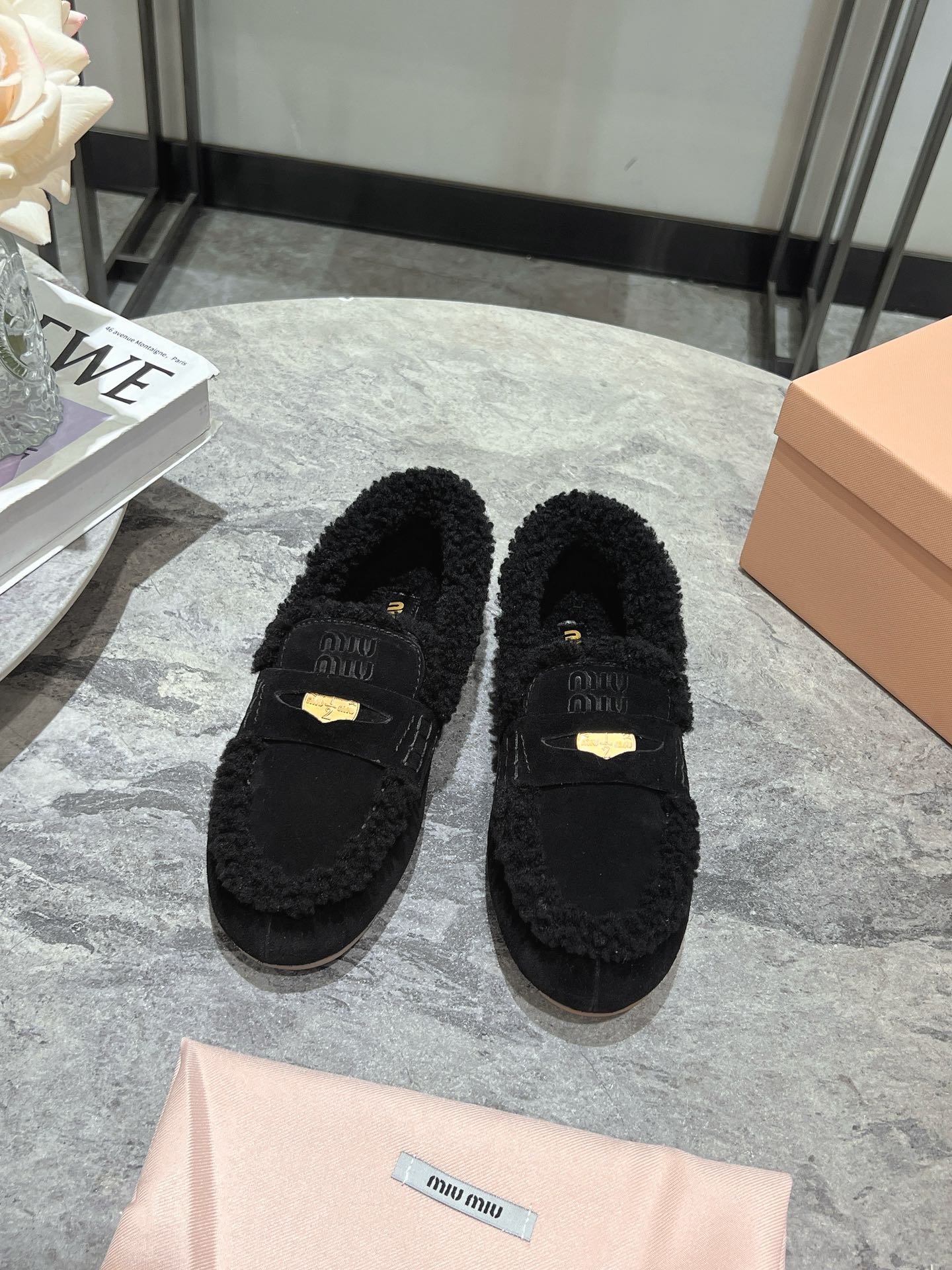 NO:478562,MiuMiu/MuMiu autumn and winter·Coin driving shoes plus furry loafers shoes This timeless reverse velvet driving shoes are decorated with coins and embossed Miu logo, showing a unique classic style. The toe cover is decorated with leather straps and logo carved metal coins~ It is very comfortable and stable on the foot √Upper: cow reverse velvet √Inner: sheep curls √Solar: rubber outsole √Size: 35-39 (40 customization), loafers furry shoes, miumiu, loafers19860909MiuMiu/缪缪秋冬·钱币驾车鞋加毛乐福鞋毛毛鞋 这款永不过时的反绒皮驾车鞋饰有硬币与压花 Miu徽标,彰显别具一格的经典格调.鞋头盖点缀皮革饰带与徽标雕花金属硬币~上脚非常舒服超级稳 √鞋面:牛反绒 √内里:羊卷毛 √鞋底:橡胶大底 √码数:35-39(40定制),乐福鞋毛毛鞋,miumiu,loafers,Women's Shoes