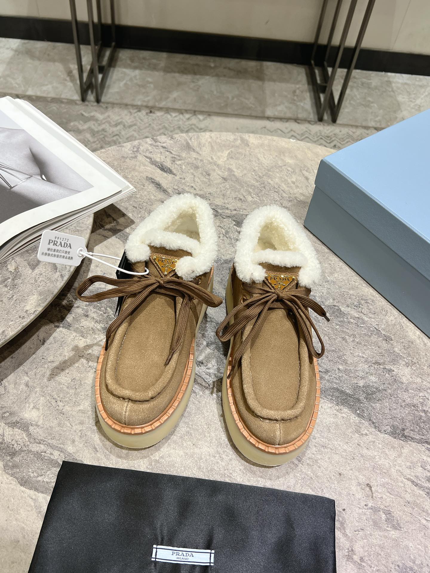 NO:592675,PARDA# Prada's new fall and winter style △triangle logo thick-soled boots, lace-up snow boots, two-tone polished cow velvet, genuine lamb hair, genuine leather welt, two-tone TPU outsole, Size 35-39 (40/41 customized, non-returnable), snow boots, prada, boots19860909PARDA# 普拉达秋冬新款△三角标厚底靴 系带雪地靴 双色擦色牛绒真羊羔毛 真皮沿条 双色TPU大底 Size35-39（40/41定做不退换）,雪地靴,prada,boots,Women's Shoes