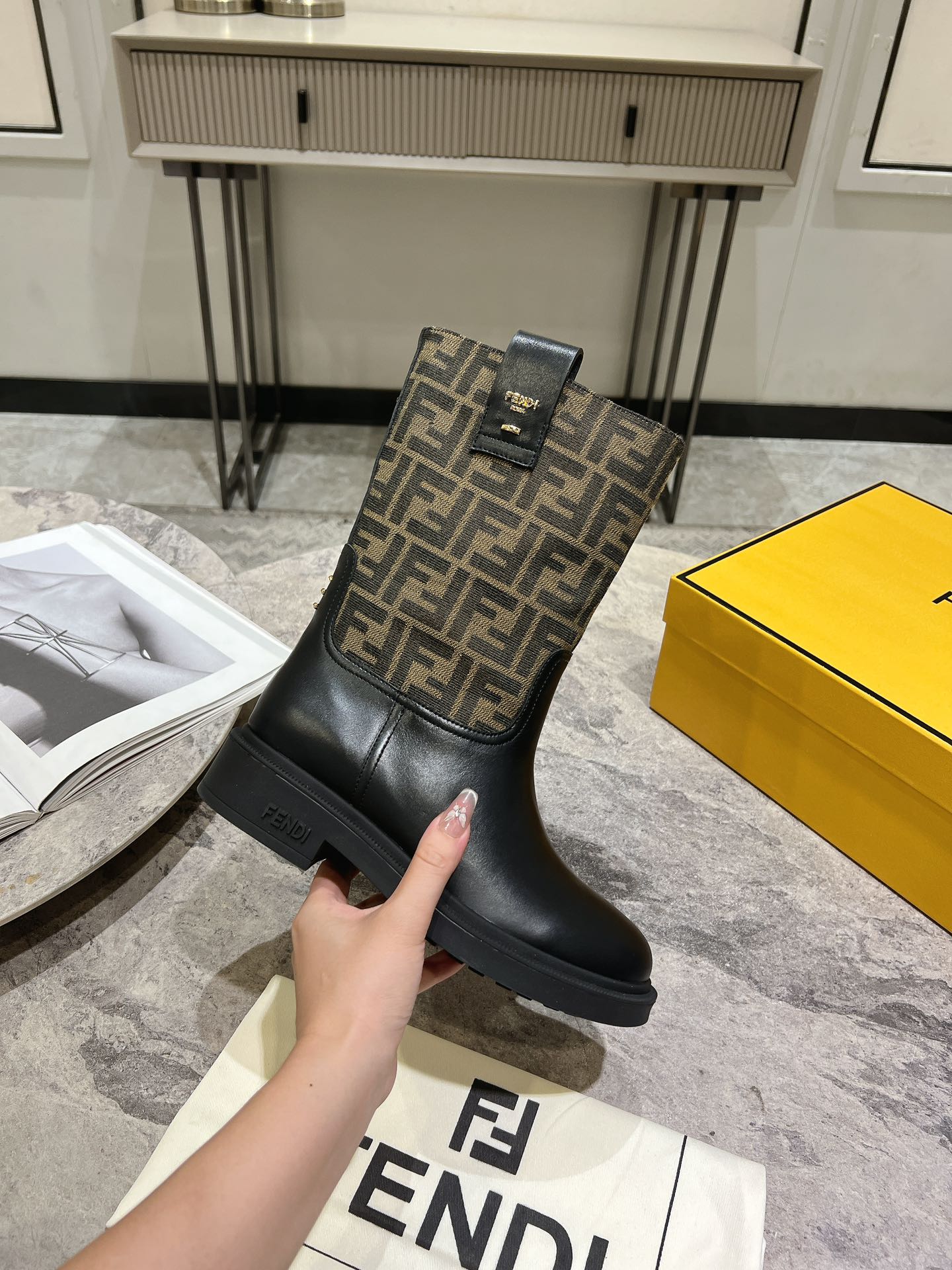 NO:562731,Fendi's new autumn and winter mid-calf boots, presbyopic boots, are also very easy to wear. They show straight legs. They are really fashionable when paired with presbyopic knitting. They are paired with a short flight jacket. The zipper-less design is more beautiful. They are really retro~ These are the flat-soled mid-calf boots that the little fairy has been looking for~ The whole shoe style has both British temperament and Roman casualness~!  Balance between spontaneity and elegance. Material: Genuine leather/embossed/fabric leather lining Original outsole Size35-39 (40 custom made and non-returnable), boots, fendi, fendi, boots, jackets & coats19860909Fendi芬迪秋冬新款中筒靴 老花靴 也太好穿了 超级显腿直 搭配老花针织真的还蛮时髦,外搭短款的飞行夹克# 无拉链设计更加美观 真的炒鸡复古～这不就是小仙女萌一直在找的平底中筒靴～整个鞋型既有英伦气质,又有罗马随性～！在率性和优雅中平衡.材质:真皮皮/压花/织物 皮里 原版大底 Size35-39（40定做不退换）,靴子,fendi,fendi,boots,jackets & coats,Women's Shoes