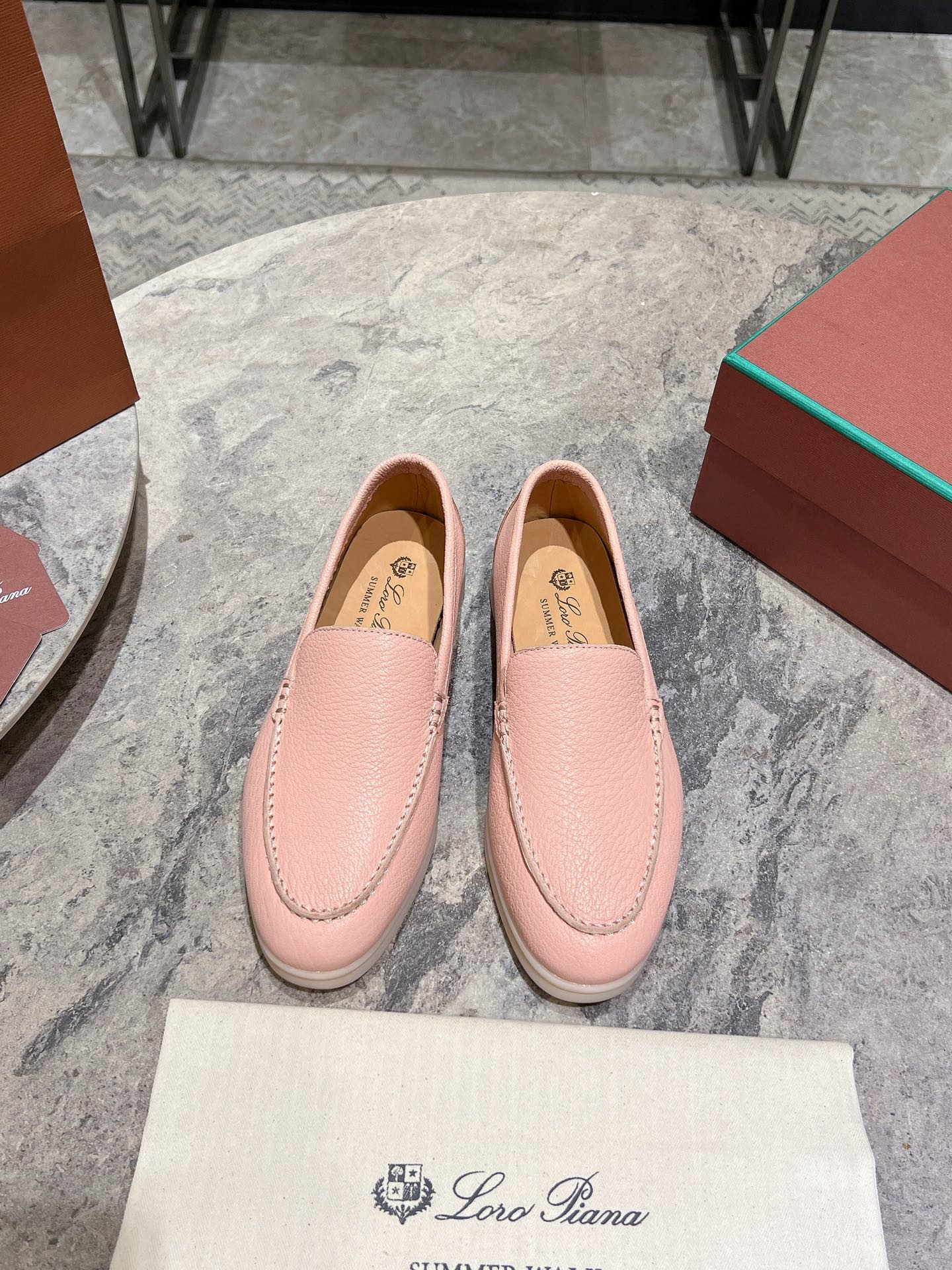 NO:261062,Women and men's 20 Loro Pian* classic hit, lp's top-level version of British tassel flat loafers produced by the Dongguan factory. It turns out that this is the legendary loafers that will not be tired even if you walk 20,000 steps. This pair of loafers holds the appearance and feel of the feet, and you will be completely lost as soon as you walk on your feet~ The minimalist design is eye-catching and attractive, and the outfit is a plus for wearing. The soft foot feel is outstanding, and it will be nice to match it with a soft and glutinous sole. It is not tiring to wear it for a long time in daily life. Who can refuse a pair of versatile and beautiful loafers?  It’s simply too elegant, and you have both the feel and texture of your feet. The key is to make your legs look longer and not tired. The main one is just right!   Material lychee pattern cowhide, inner water dyed beef lining, large sole original single beef tendon sole size for women 35-39 (40,41 customization without return or replacement), men's size for men 39-44 (38,45 customization without return or replacement), casual shoes/sports shoes, loro piana, loro piana, loafers, sneakers, cowhide19860909女男20 Loro Pian*经典爆款 莞厂出品lp顶级版本英伦流苏平底乐福鞋 原来这就是传说走两万步都不会累脚的乐福鞋这双乐福鞋把颜值和脚感都拿捏住了,上脚一走就会被彻底沦陷～极简的设计吸睛耐看,穿搭加分项呀 软乎乎的脚感质感出众,不会磨脚就很nice搭配软软糯糯的鞋底,日常通行久穿不累哦 谁能拒绝得了一双百搭又好看的乐福鞋呢？简直不要太气质,脚感和质感都拿捏,关键是显腿长不累脚,主打的就是一个刚刚好！  材质荔枝纹牛皮 内里水染牛里 大底原单牛筋底 码数女码35-39（40,41定制不退不换）,男码39-44（38,45定制不退不换）,休闲鞋/运动鞋,loro piana,loro piana,loafers,sneakers,cowhide,Women's Shoes