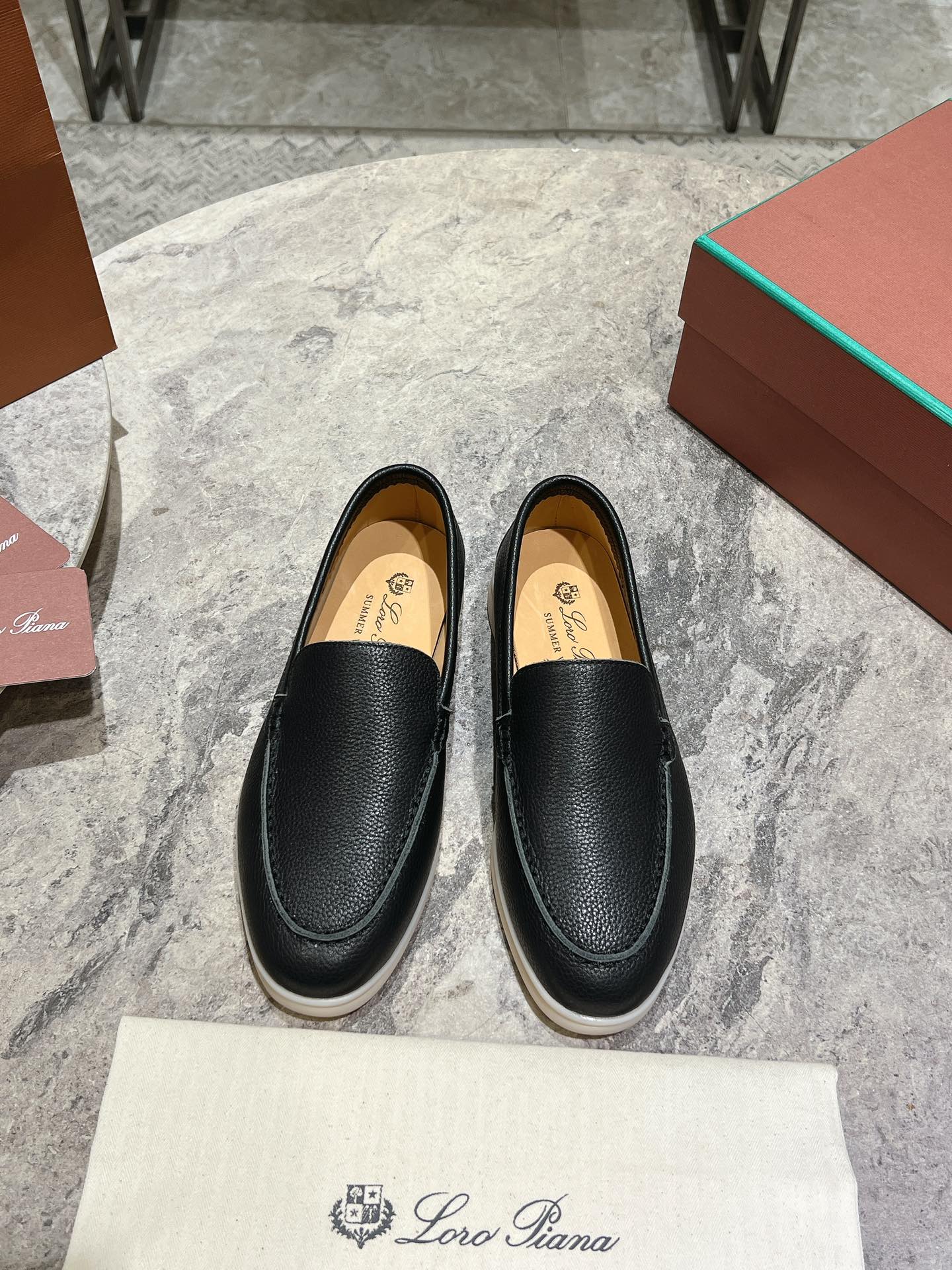 NO:261064,Women, men's 20 Loro Pian* classic hit, lp's top-level version of British tassel flat loafers produced by the Dongguan factory. It turns out that this is the legendary loafers that will not be tired even if you walk 20,000 steps. This pair of loafers holds the appearance and feel of the feet, and you will be completely lost as soon as you walk on your feet~ The minimalist design is eye-catching and attractive, and the outfit is a plus for the outfit. The soft foot feel is outstanding, and it will not be polished. It is nice to match it with a soft and glutinous sole. It is not tiring to wear it for a long time in daily life. Who can refuse a pair of versatile and beautiful loafers?  It’s simply too elegant, and you have both the feel and texture of your feet. The key is to make your legs look longer and not tired. The main one is just right!   Material lychee pattern cowhide, inner water dyed beef lining, large sole original single beef tendon sole size for women 35-39 (40,41 customization, no return or replacement), men's size for men 39-44 (38,45 customization, no return or replacement), casual shoes/sports shoes, loro piana, loro piana, loafers, sneakers, cowhide19860909女 男20 Loro Pian*经典爆款 莞厂出品lp顶级版本英伦流苏平底乐福鞋 原来这就是传说走两万步都不会累脚的乐福鞋这双乐福鞋把颜值和脚感都拿捏住了,上脚一走就会被彻底沦陷～极简的设计吸睛耐看,穿搭加分项呀 软乎乎的脚感质感出众,不会磨脚就很nice搭配软软糯糯的鞋底,日常通行久穿不累哦 谁能拒绝得了一双百搭又好看的乐福鞋呢？简直不要太气质,脚感和质感都拿捏,关键是显腿长不累脚,主打的就是一个刚刚好！  材质荔枝纹牛皮 内里水染牛里 大底原单牛筋底 码数女码35-39（40,41定制不退不换）, 男码39-44（38,45定制不退不换）,休闲鞋/运动鞋,loro piana,loro piana,loafers,sneakers,cowhide,Women's Shoes